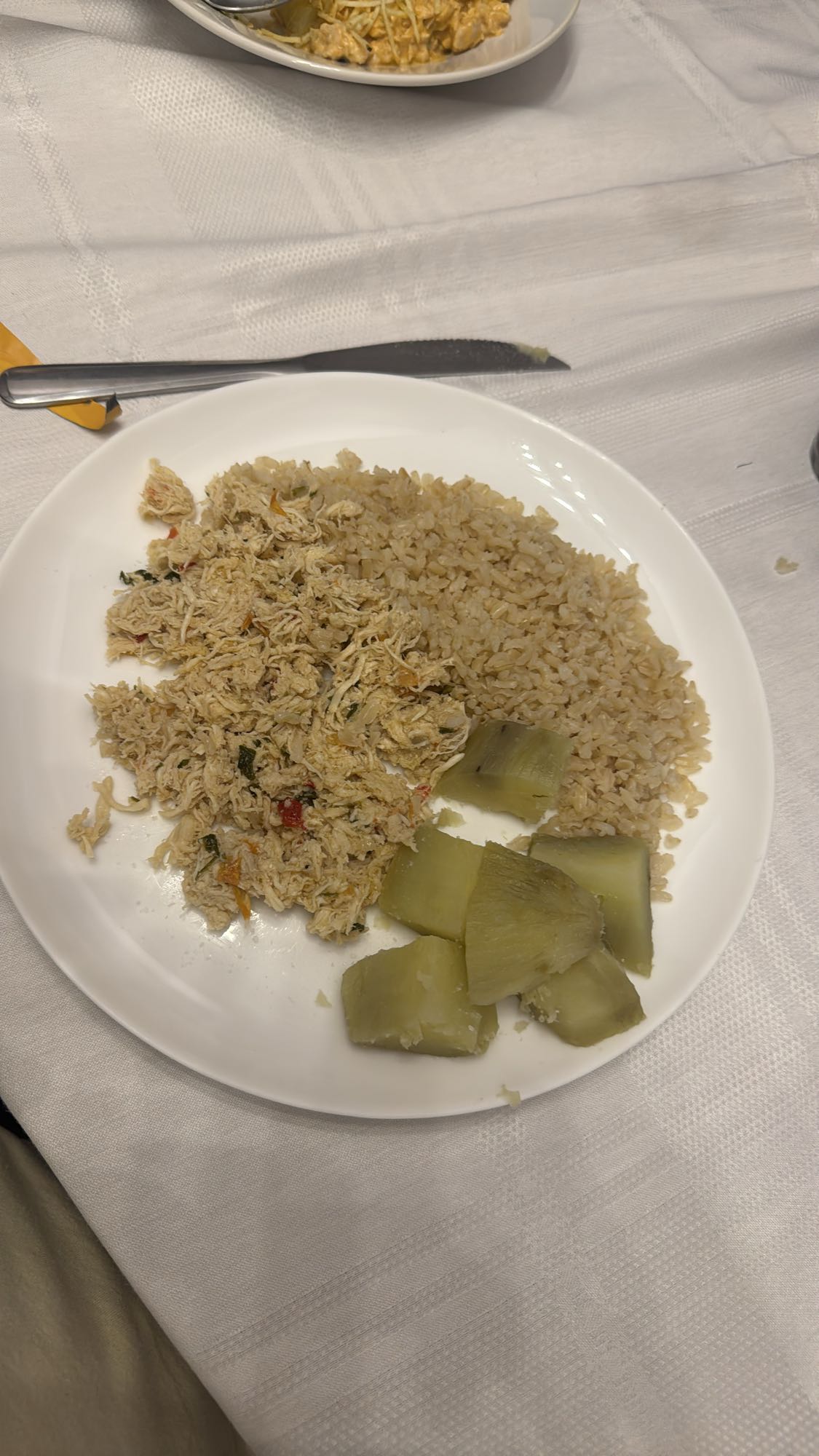 Frango, arroz integral e mandioca