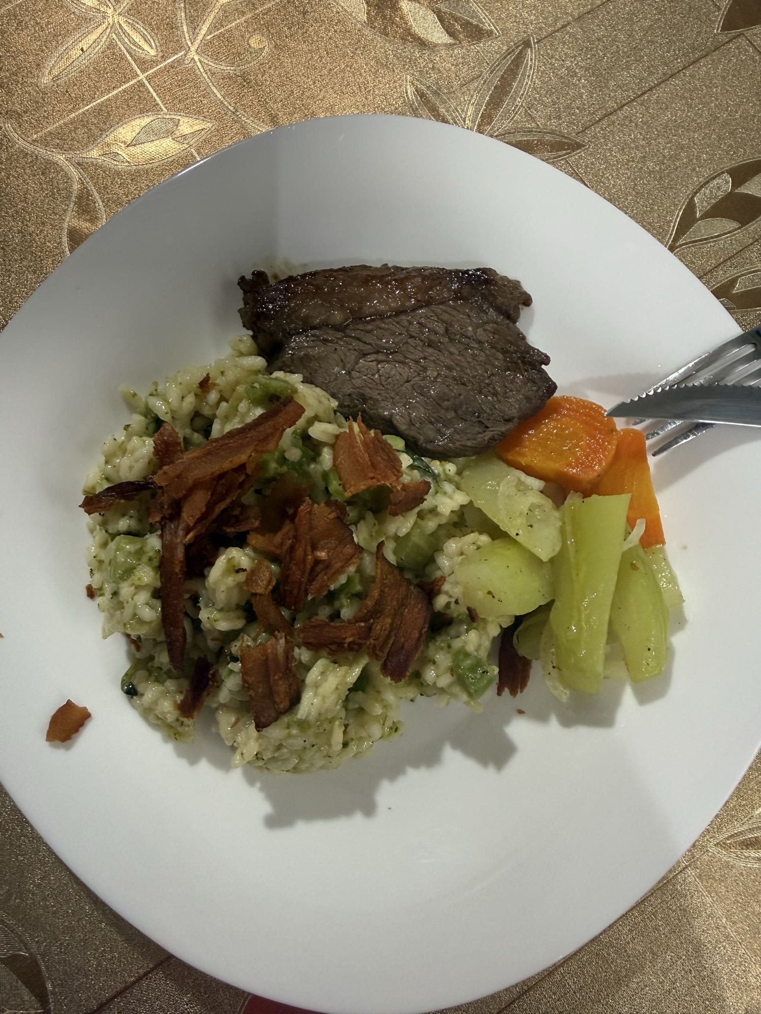 Arroz com carne e legumes
