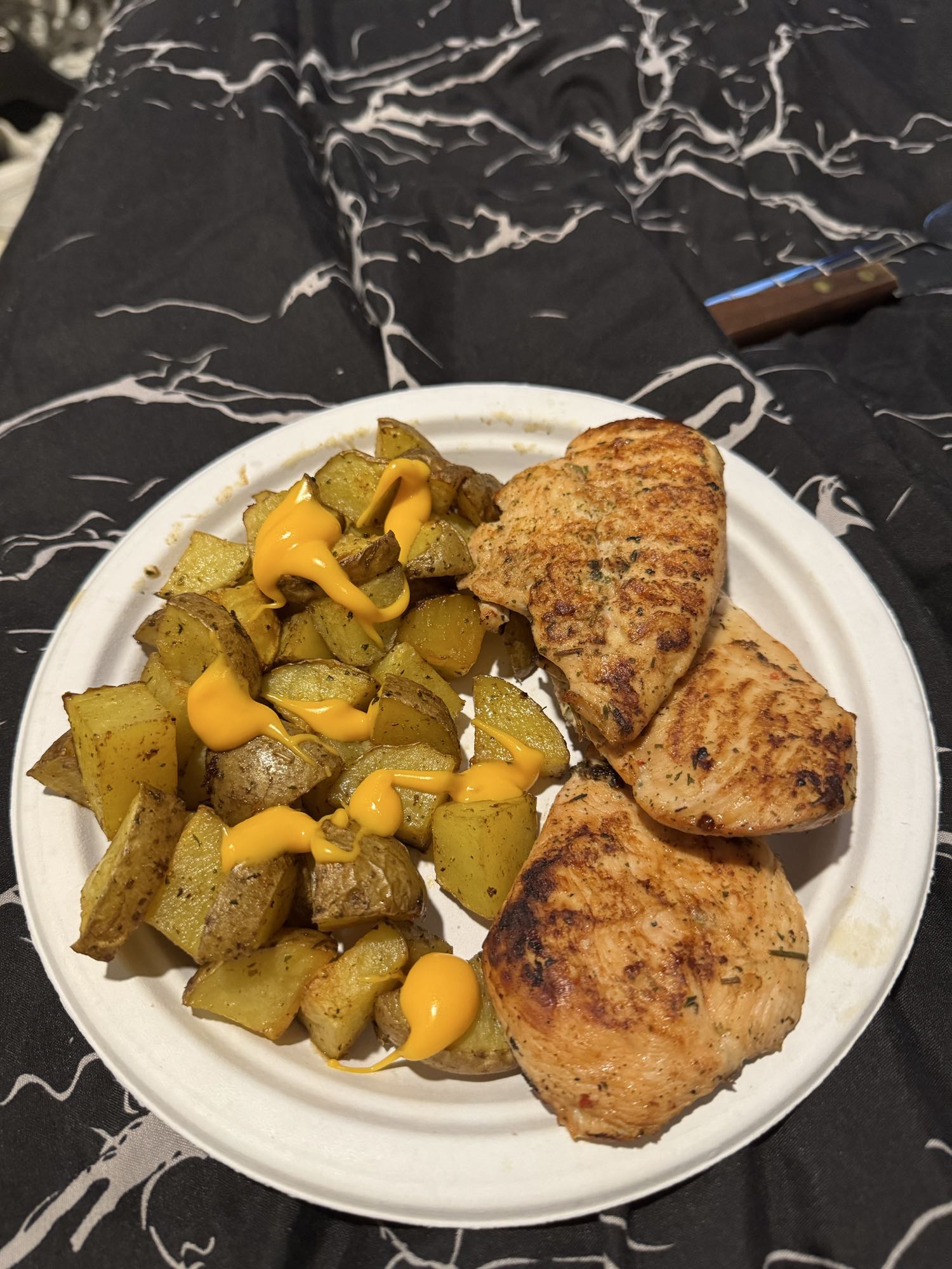 Pollo con papas y salsa de queso