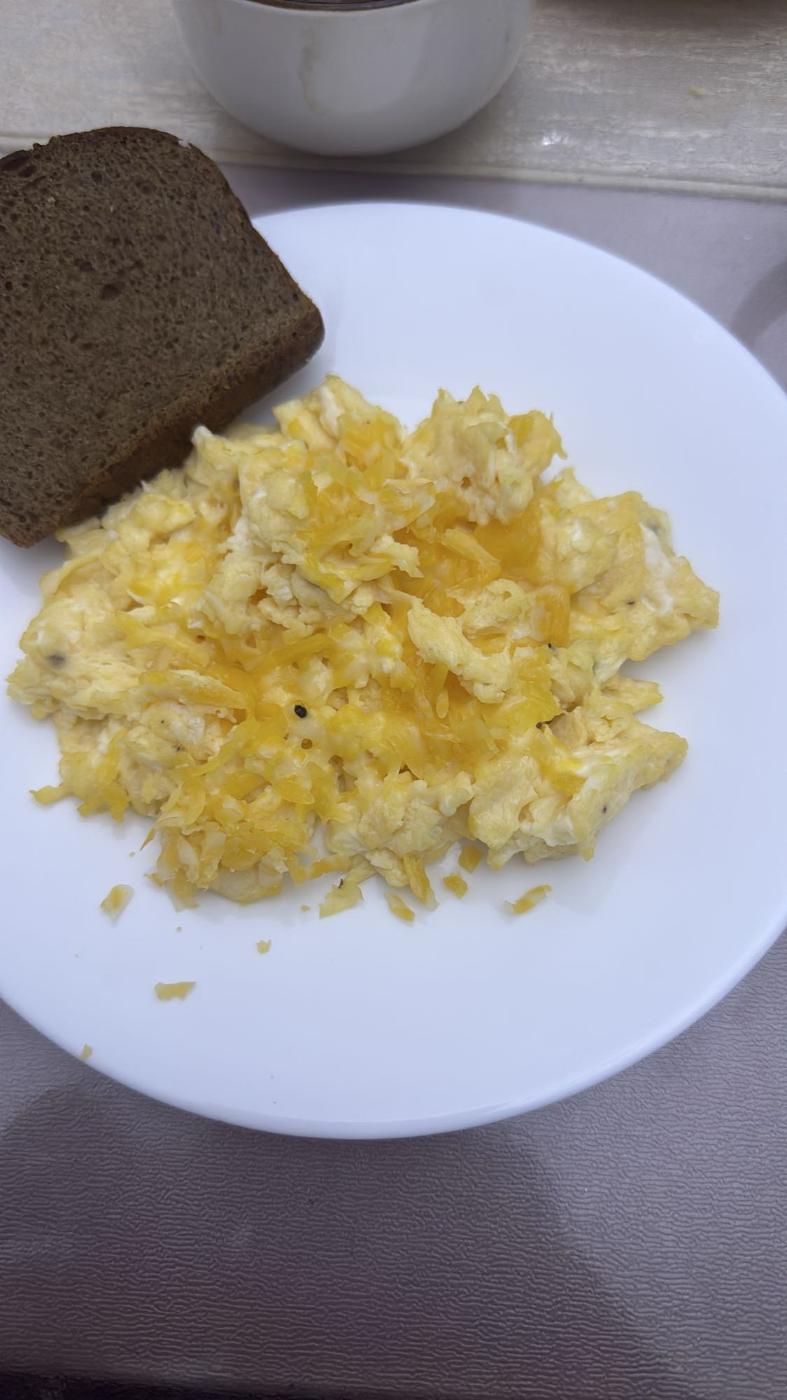 яичница с сыром и хлебом