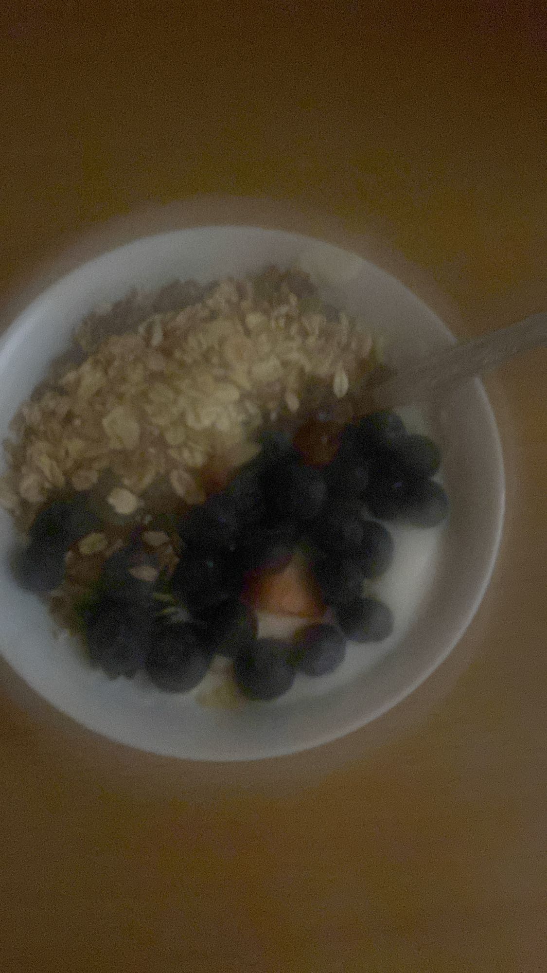 jogurt z owocami i musli
