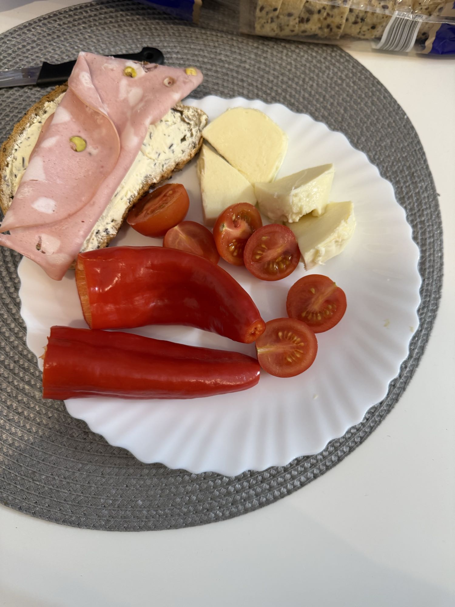 Mic dejun cu legume și brânză