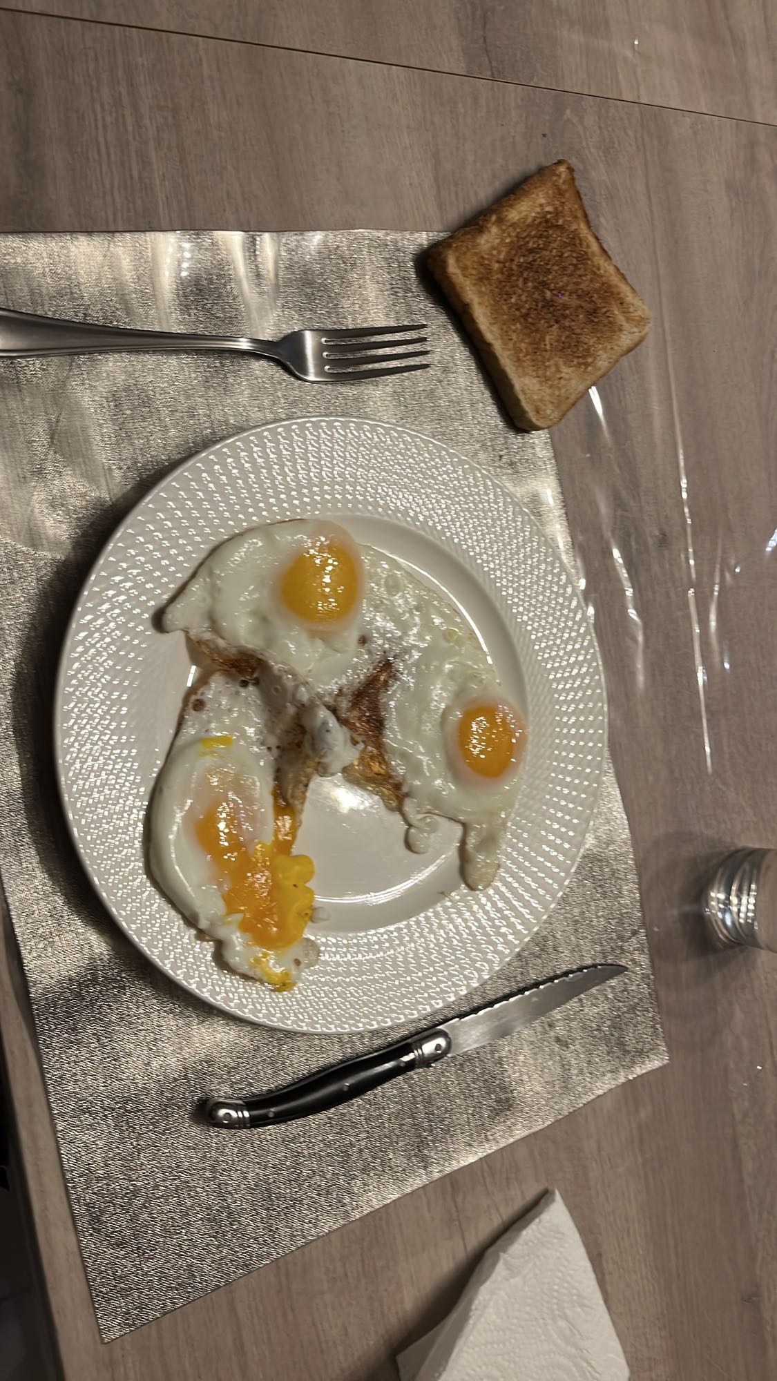 Oeufs au plat et toast