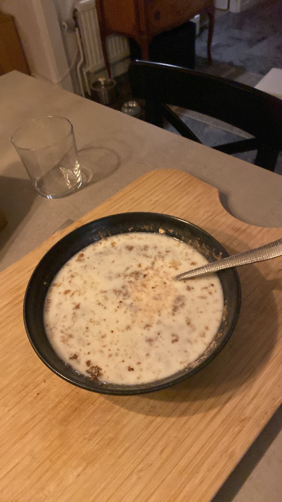 Havregrynsgröt med mjölk, proteinpulver, banan, kanel och 2 ägg