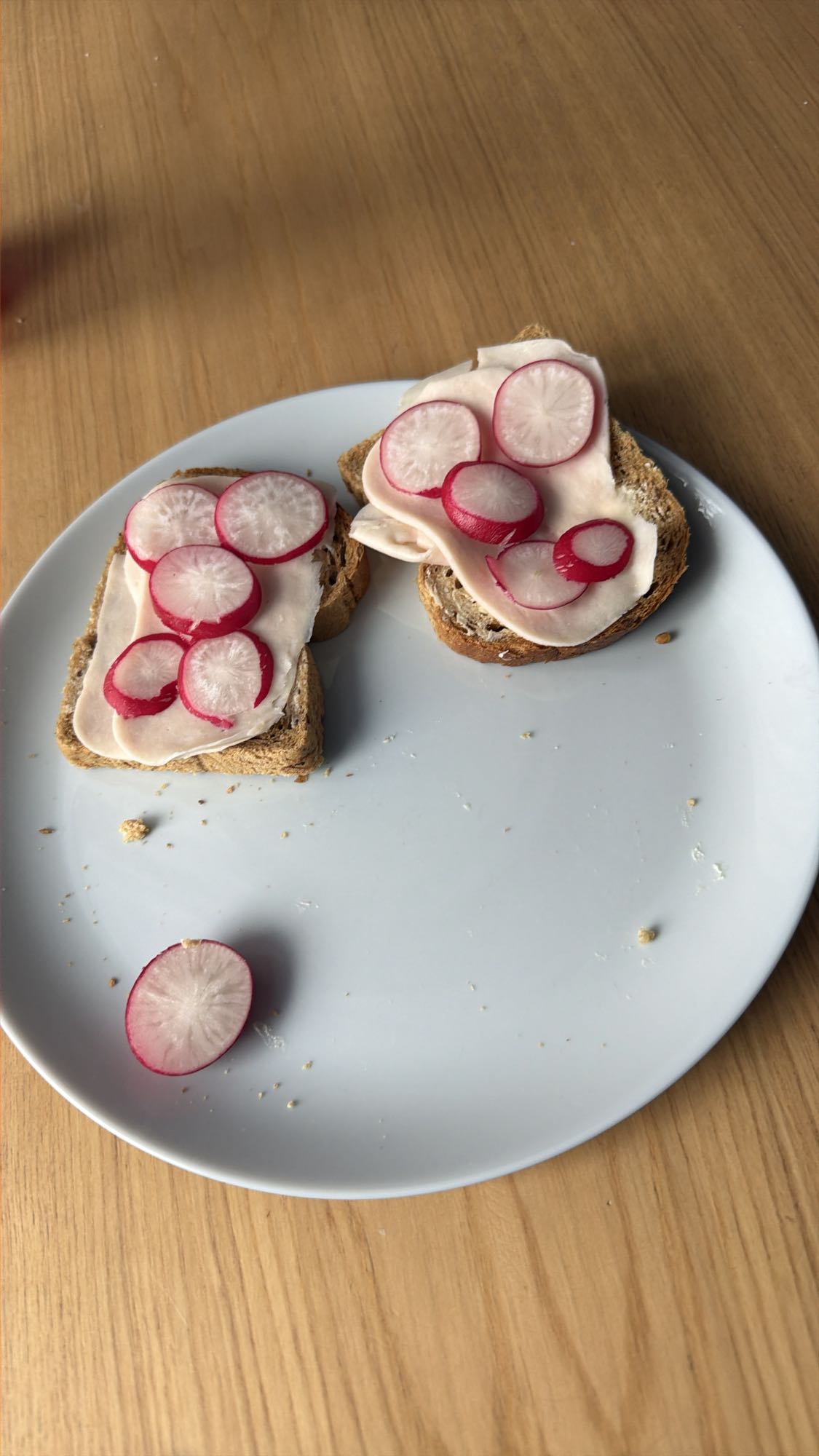Kanapki z rzodkiewką i szynką