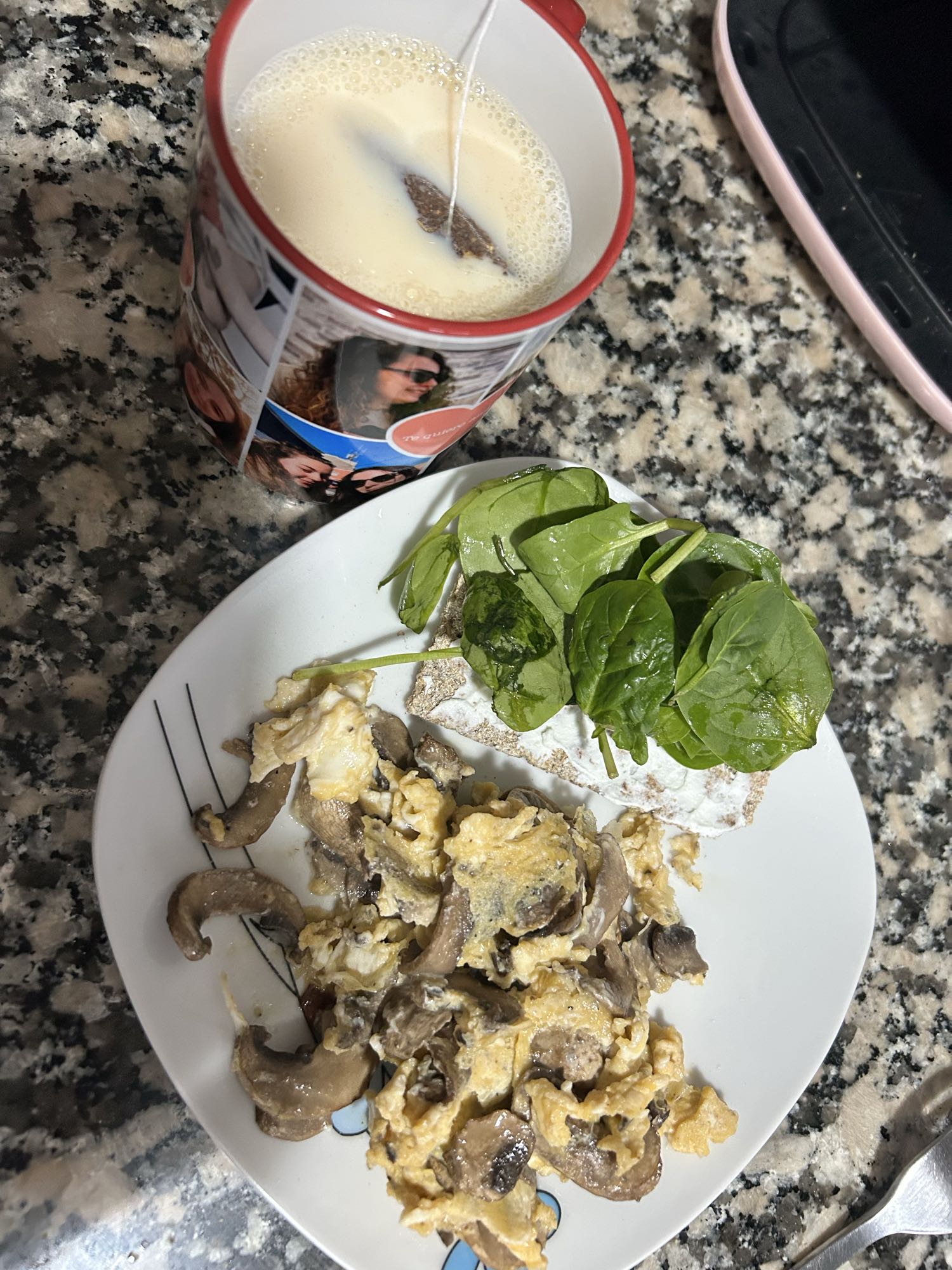 Desayuno con huevos, pan wasa y té rooibos