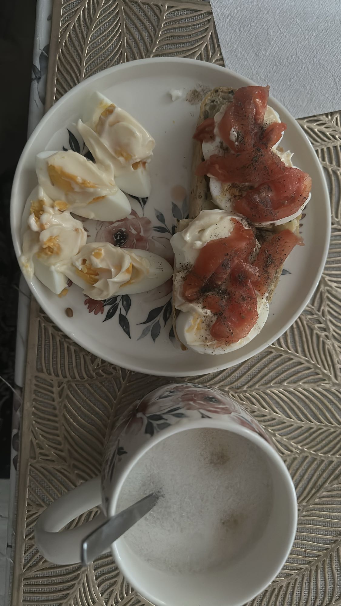 Jajka i kanapki z pomidorem