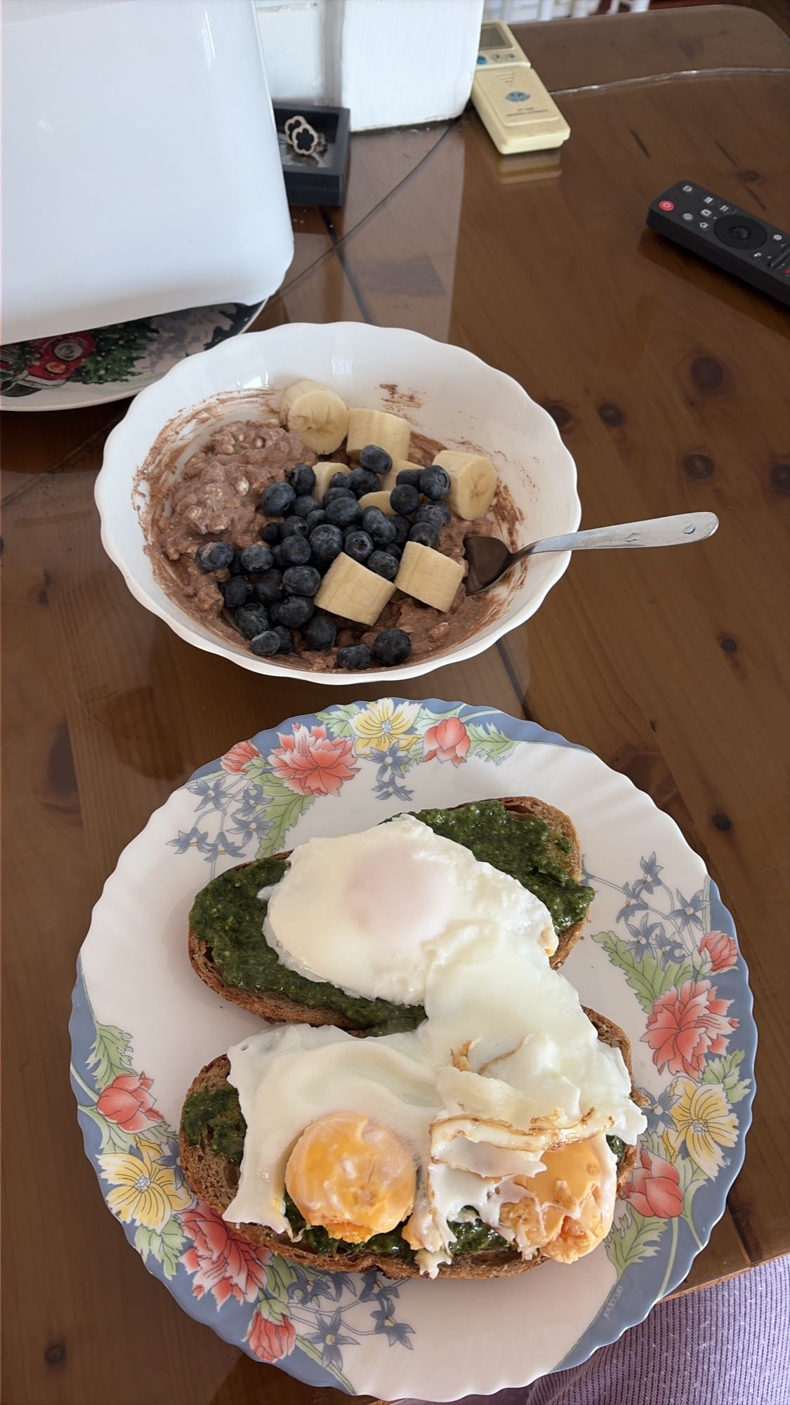 Masă post antrenament cu ouă, pâine neagră și bol cu brânză cottage