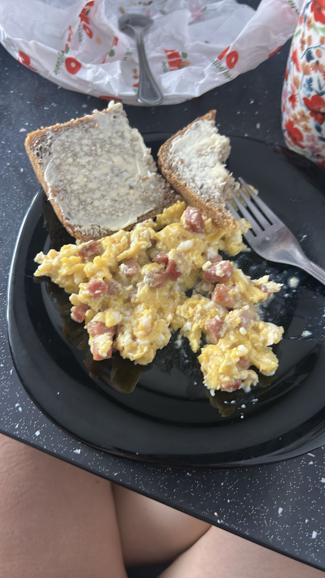 Jajecznica z chlebem