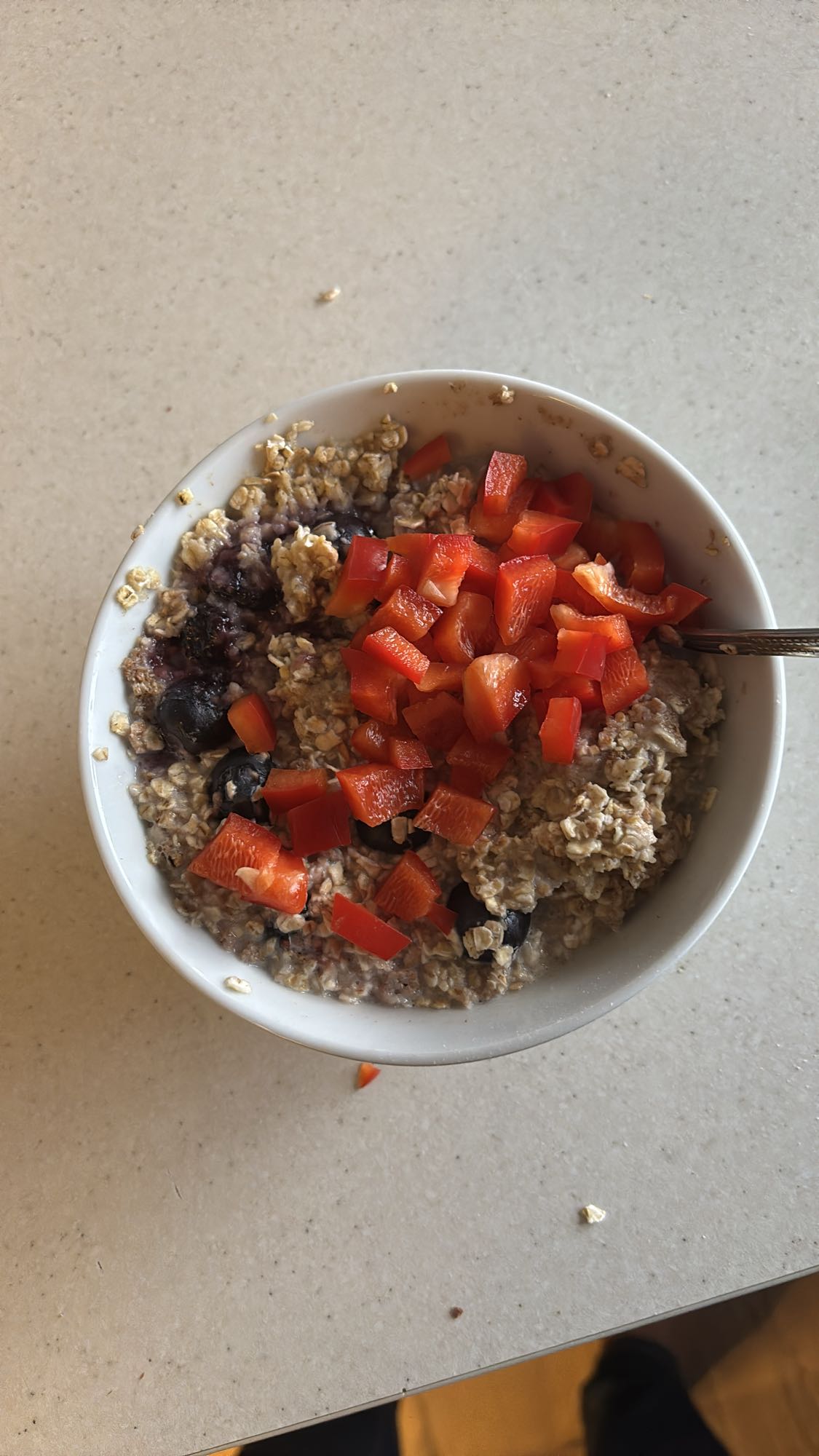 Havregrøt med bær, paprika, knekkebrød og protein