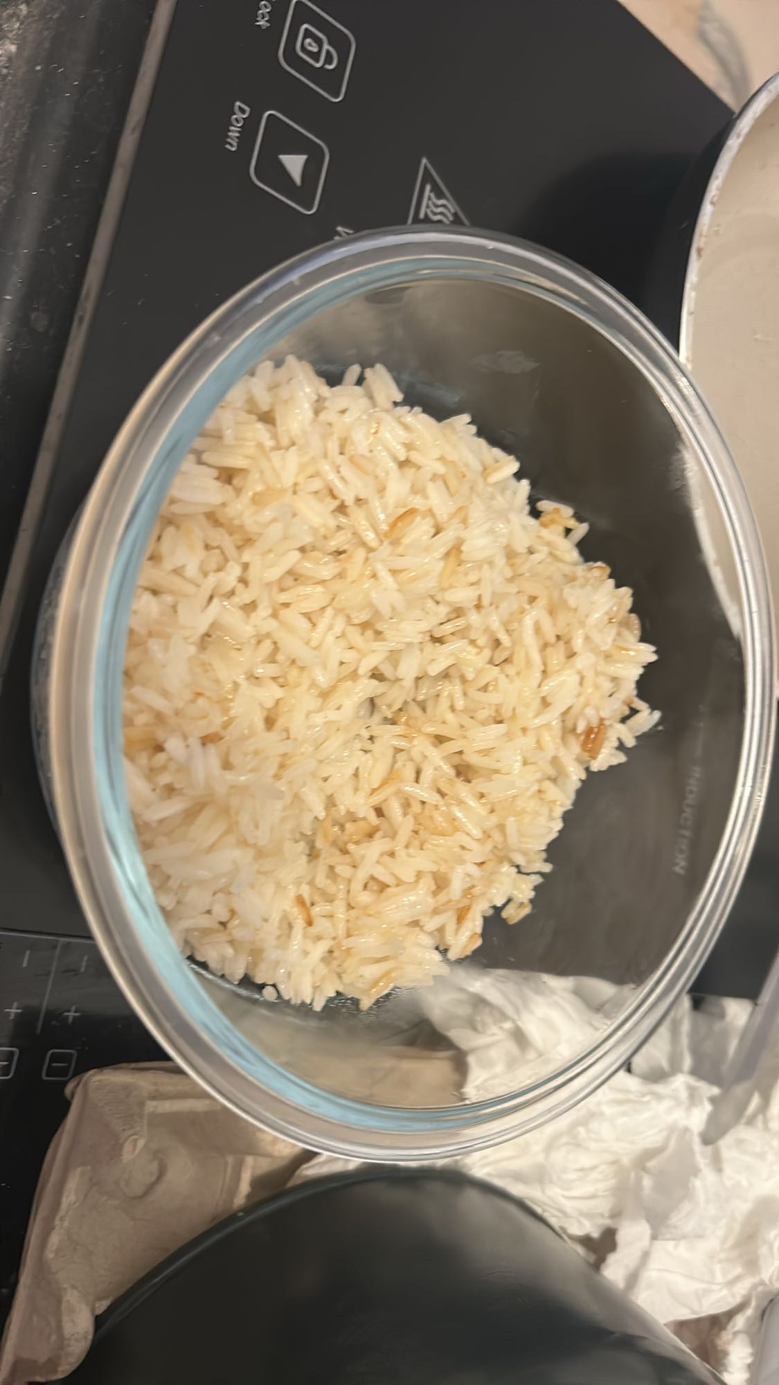 Riz blanc cuit avec un filet d’huile d’olive