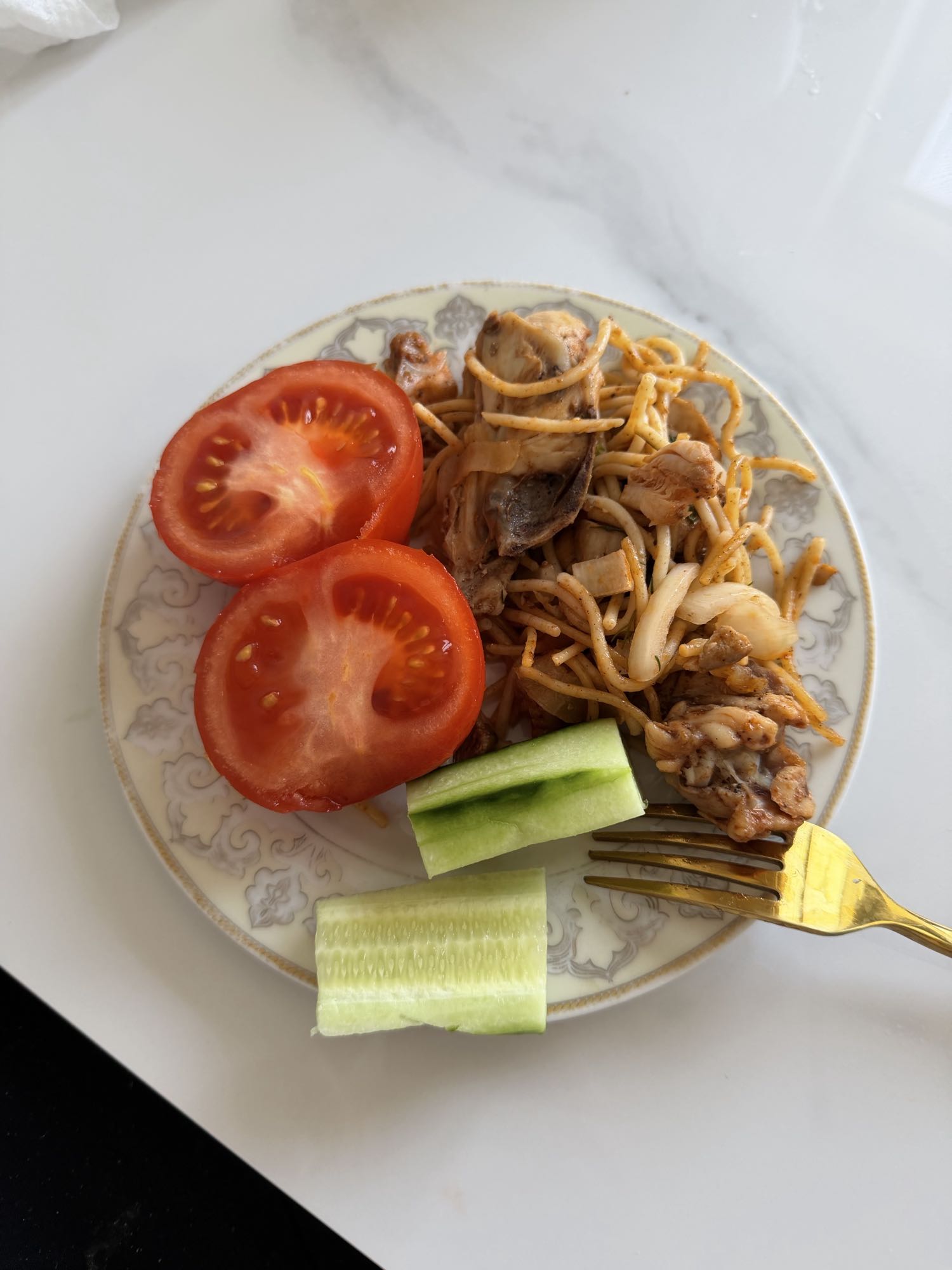 Курица с лапшой и овощами