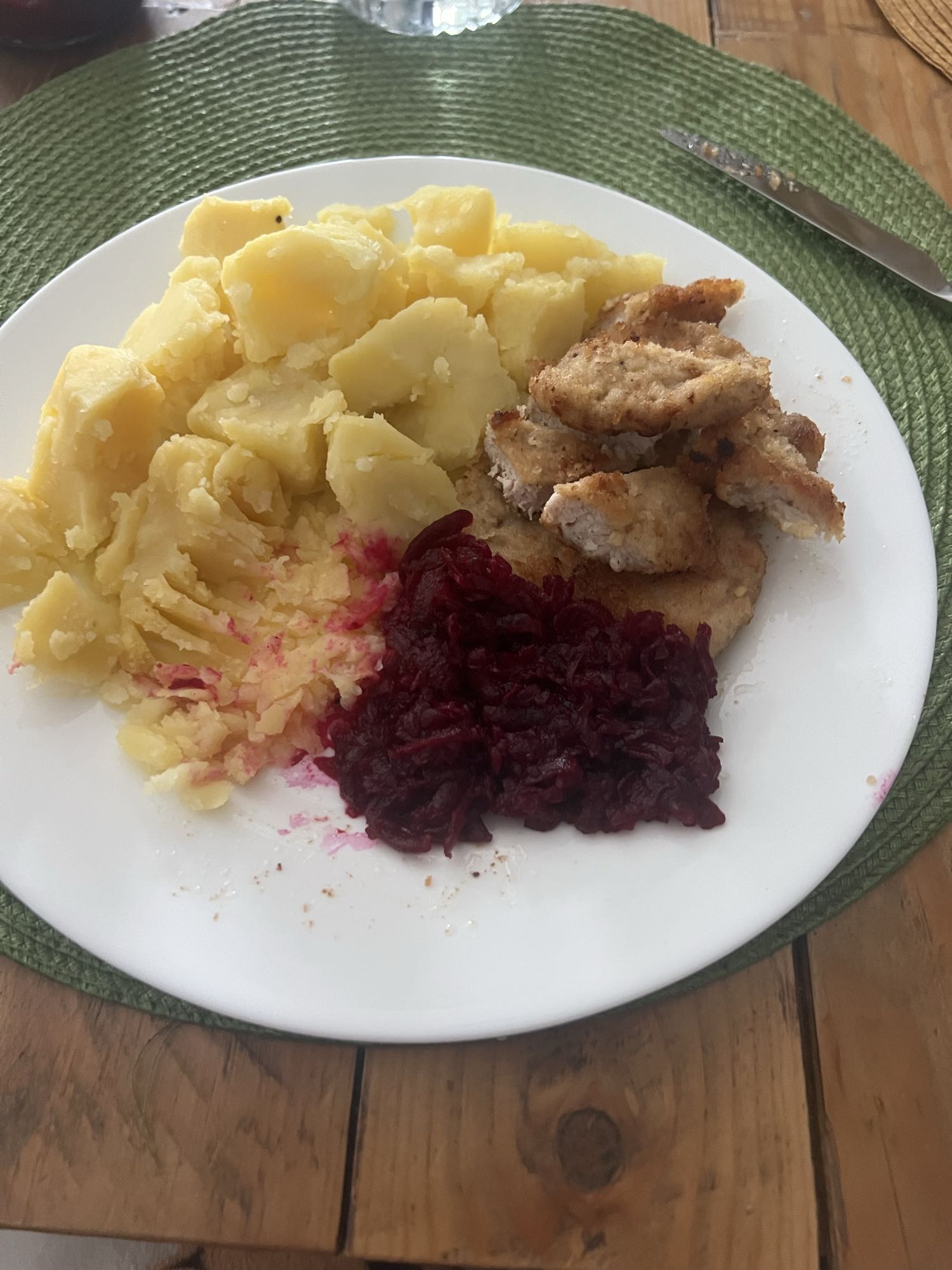Kotlet schabowy z ziemniakami i buraczkami