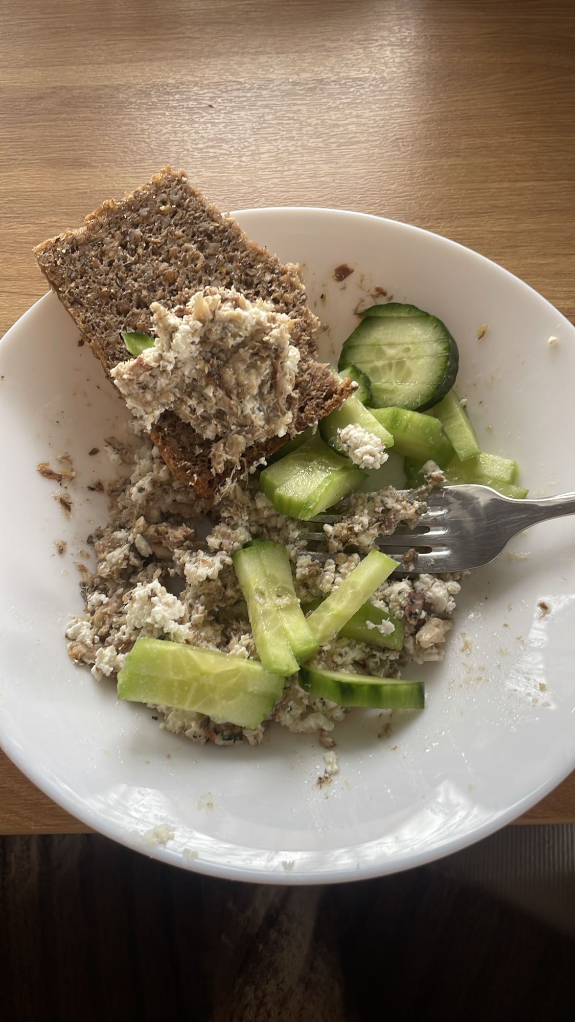 Chleb z twarogiem i ogórkiem