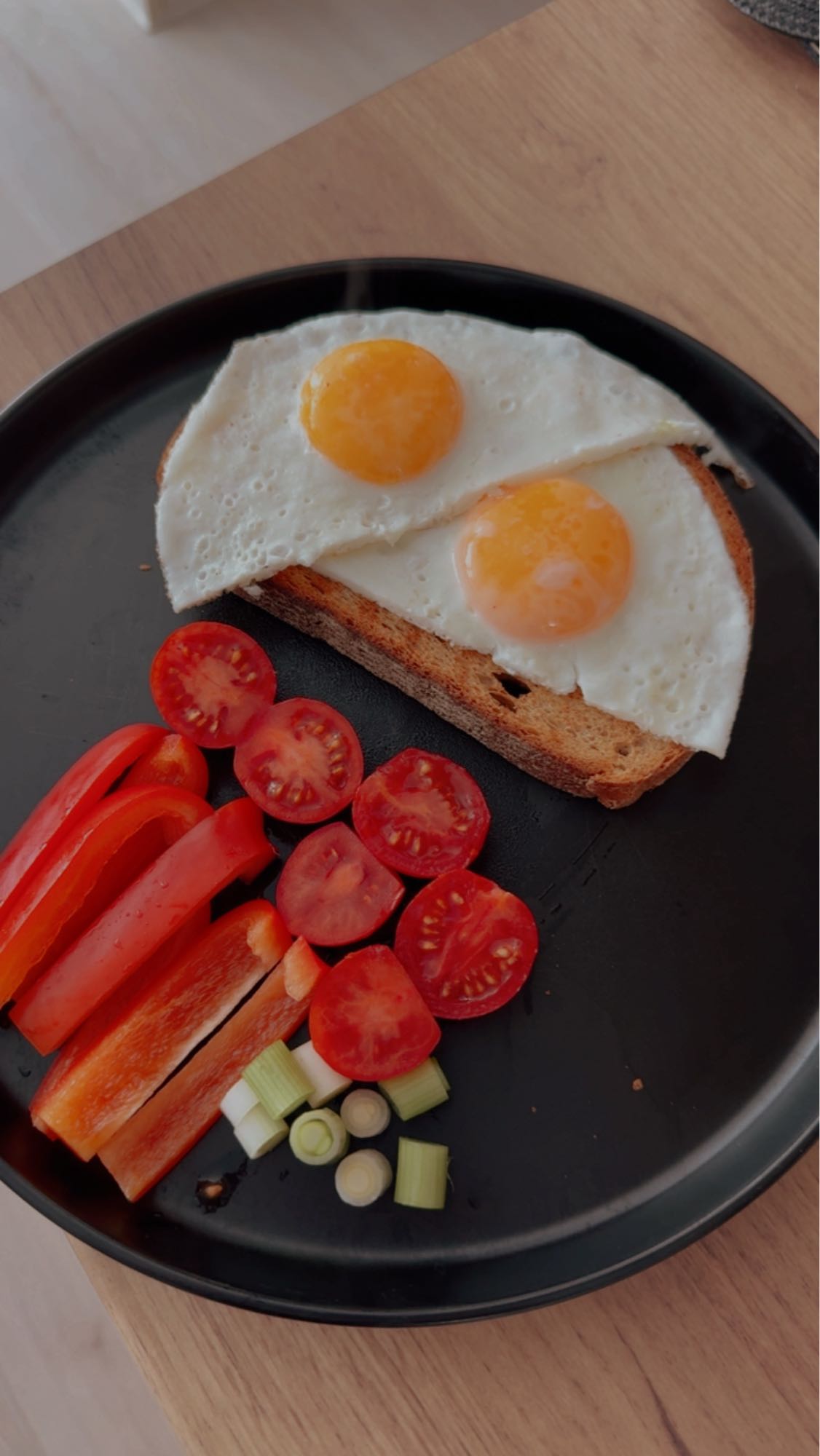 Mic dejun cu ouă și legume