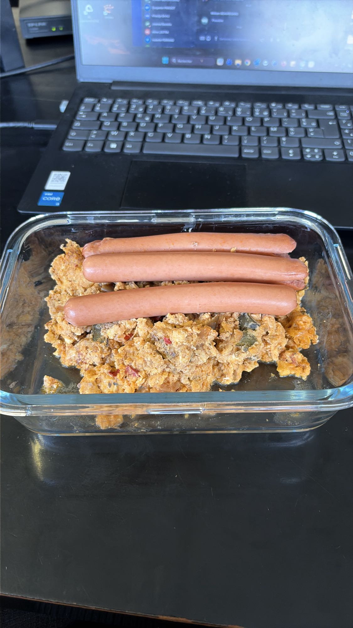 Oeufs brouillés et saucisses