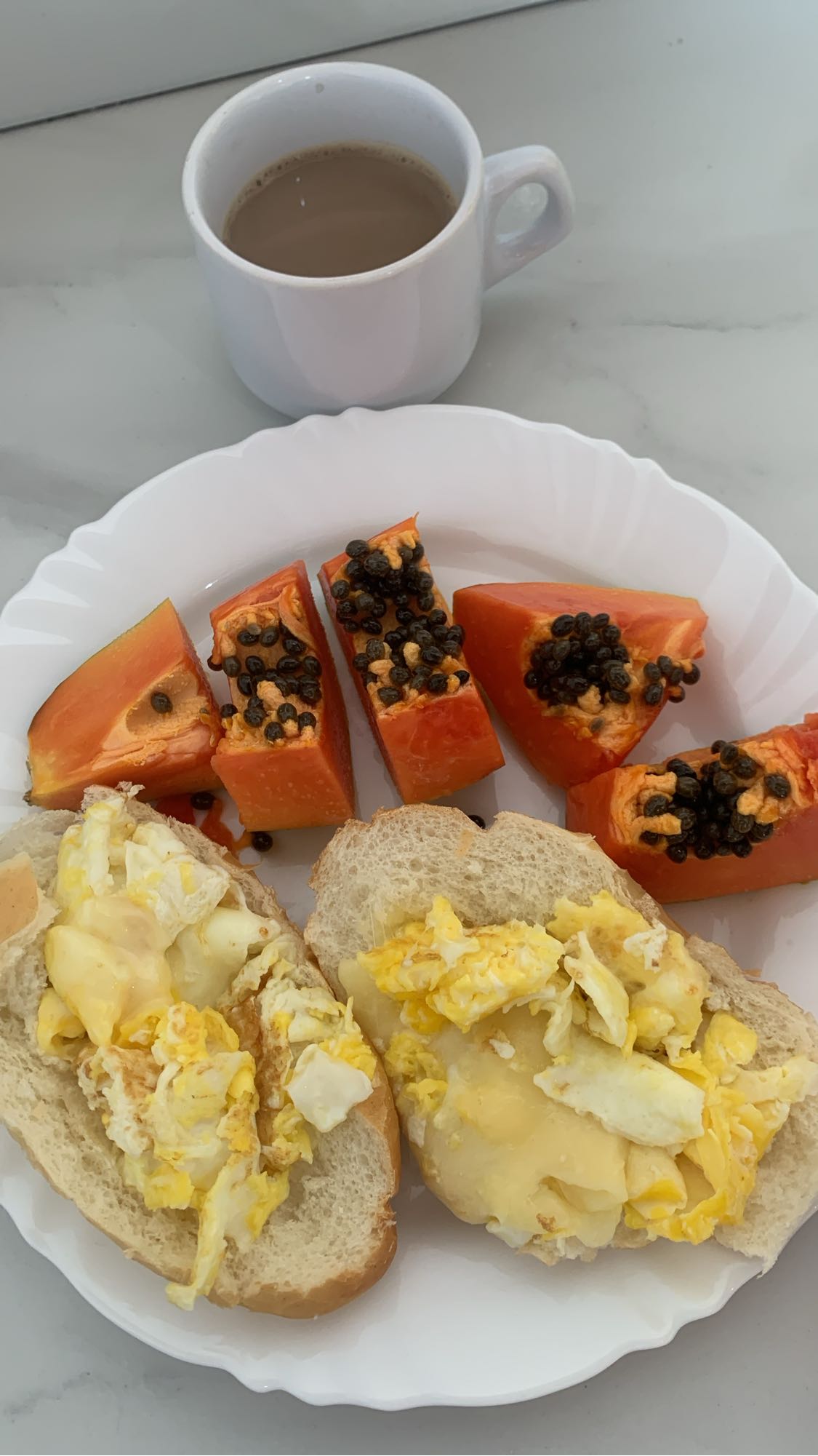 Café da manhã com ovos e mamão