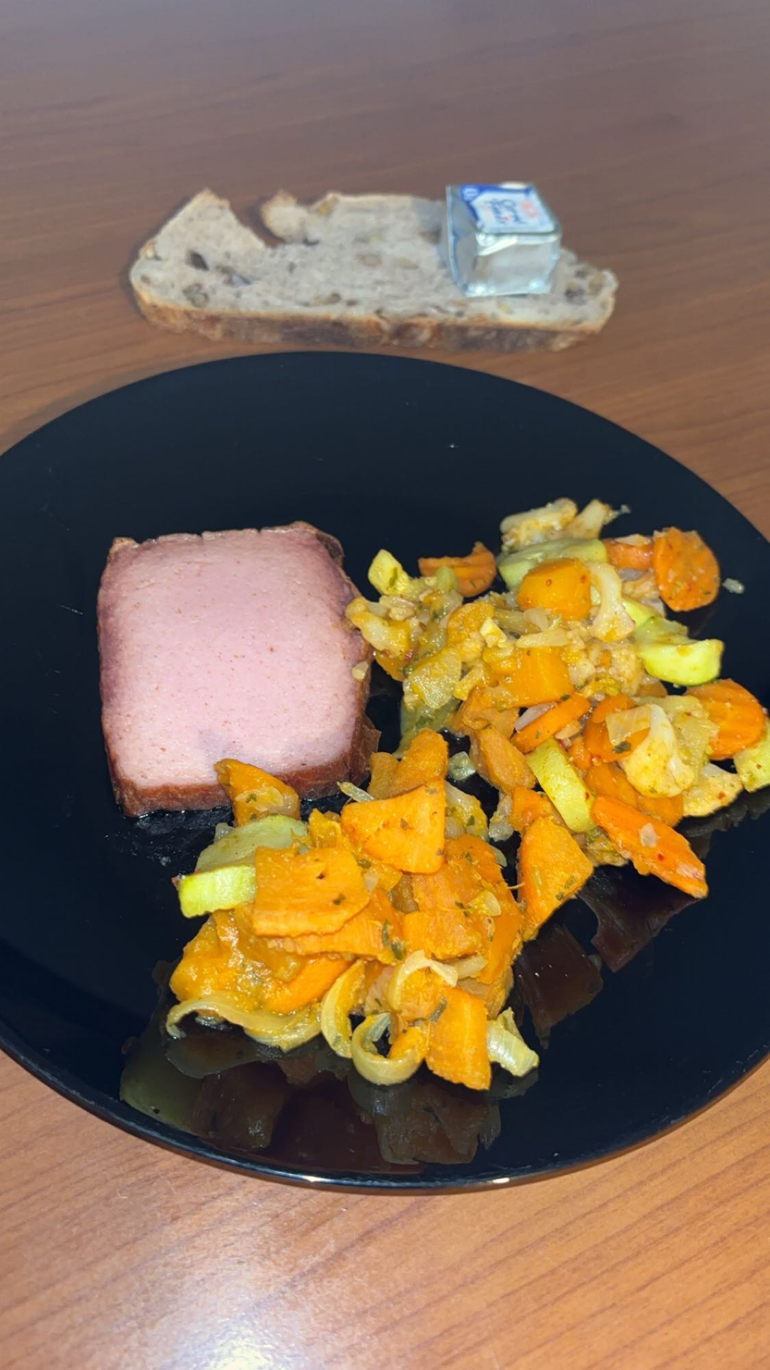 Pain aux noix, Fleischkäse, patate douce et légumes