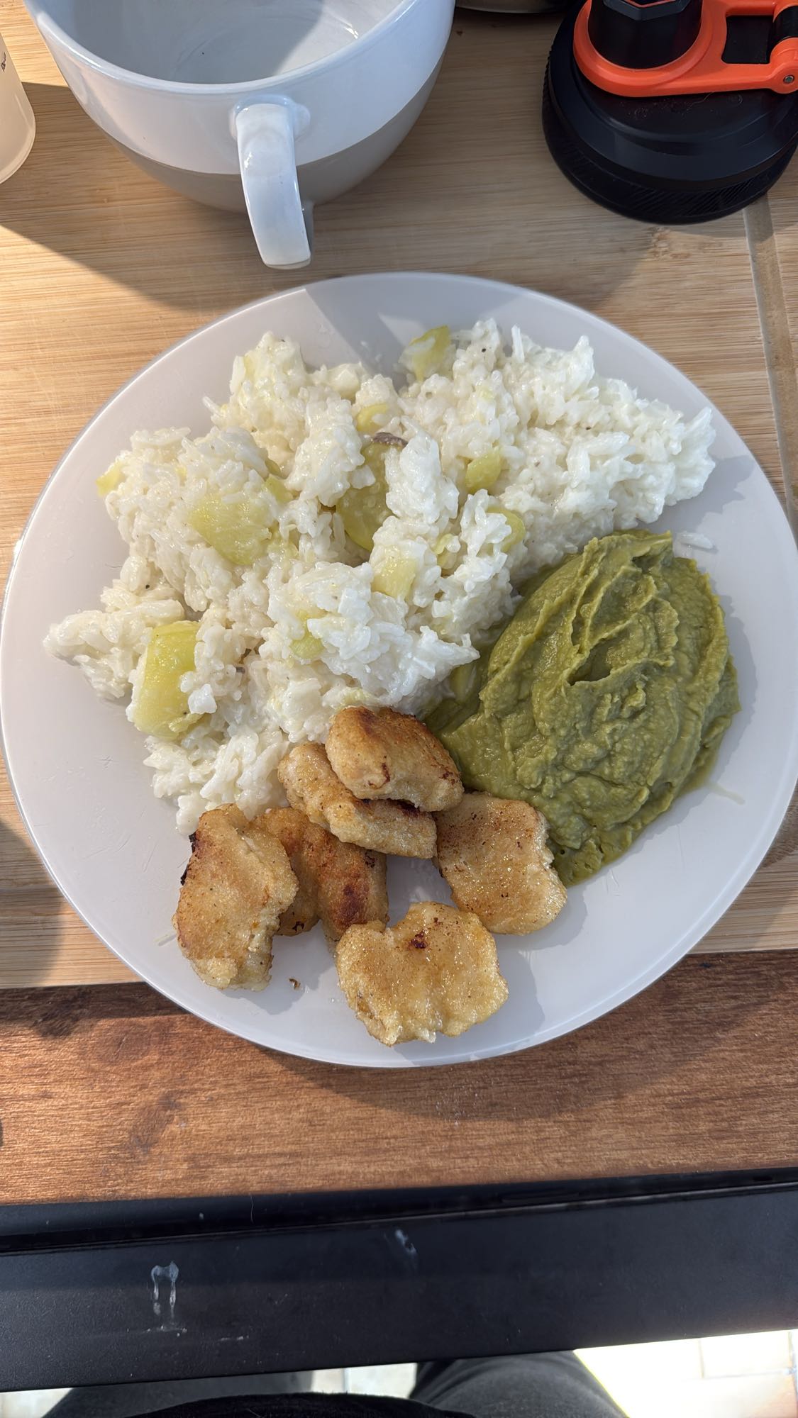 Riz, nuggets et purée