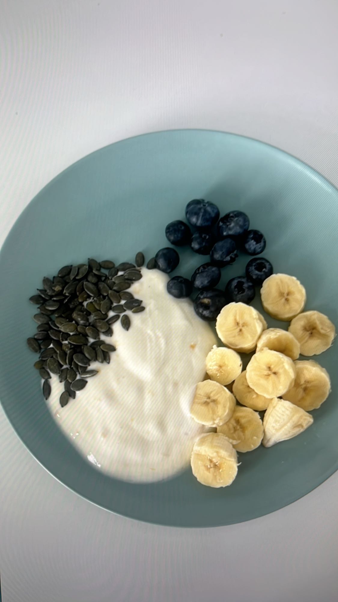 Yoğurtlu meyve tabağı