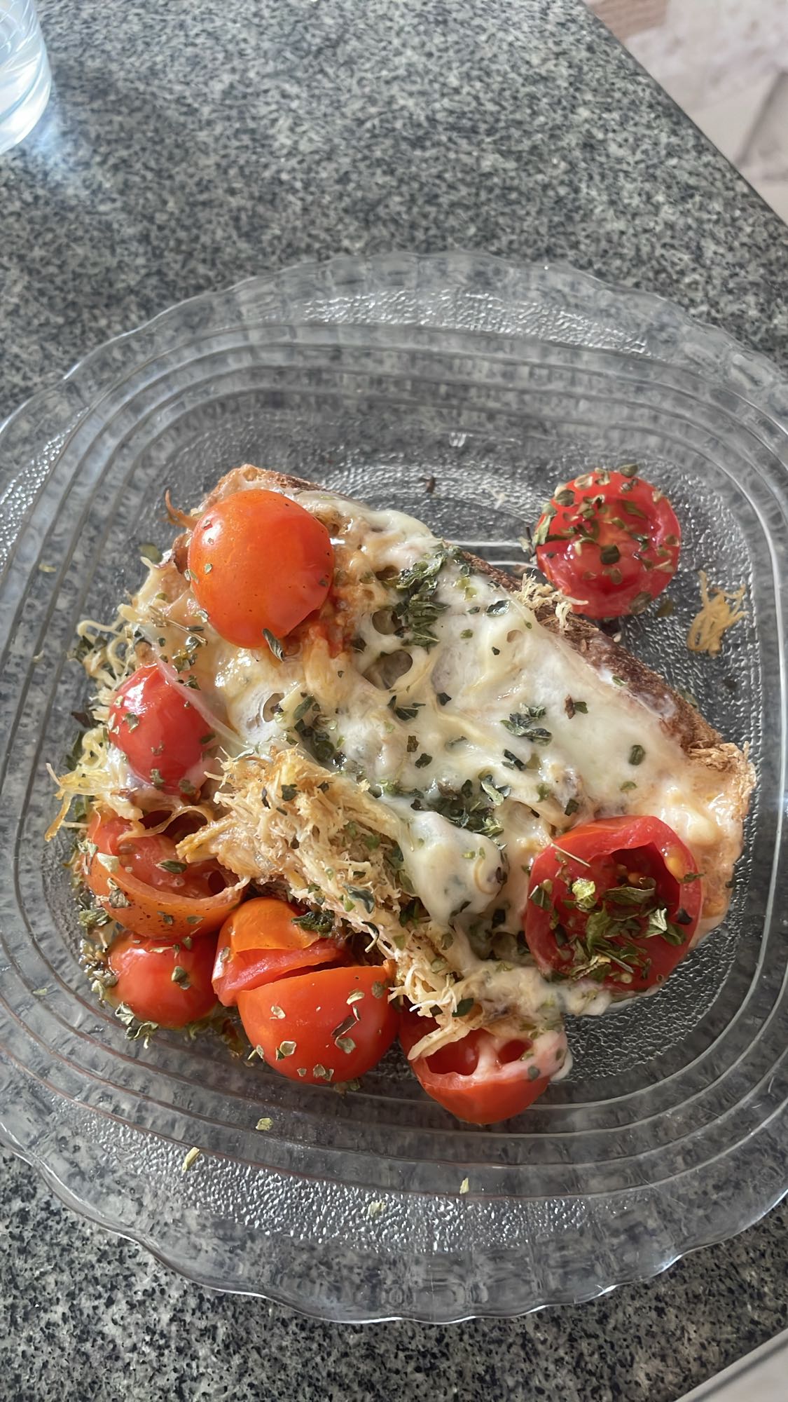 Torrada com frango e queijo