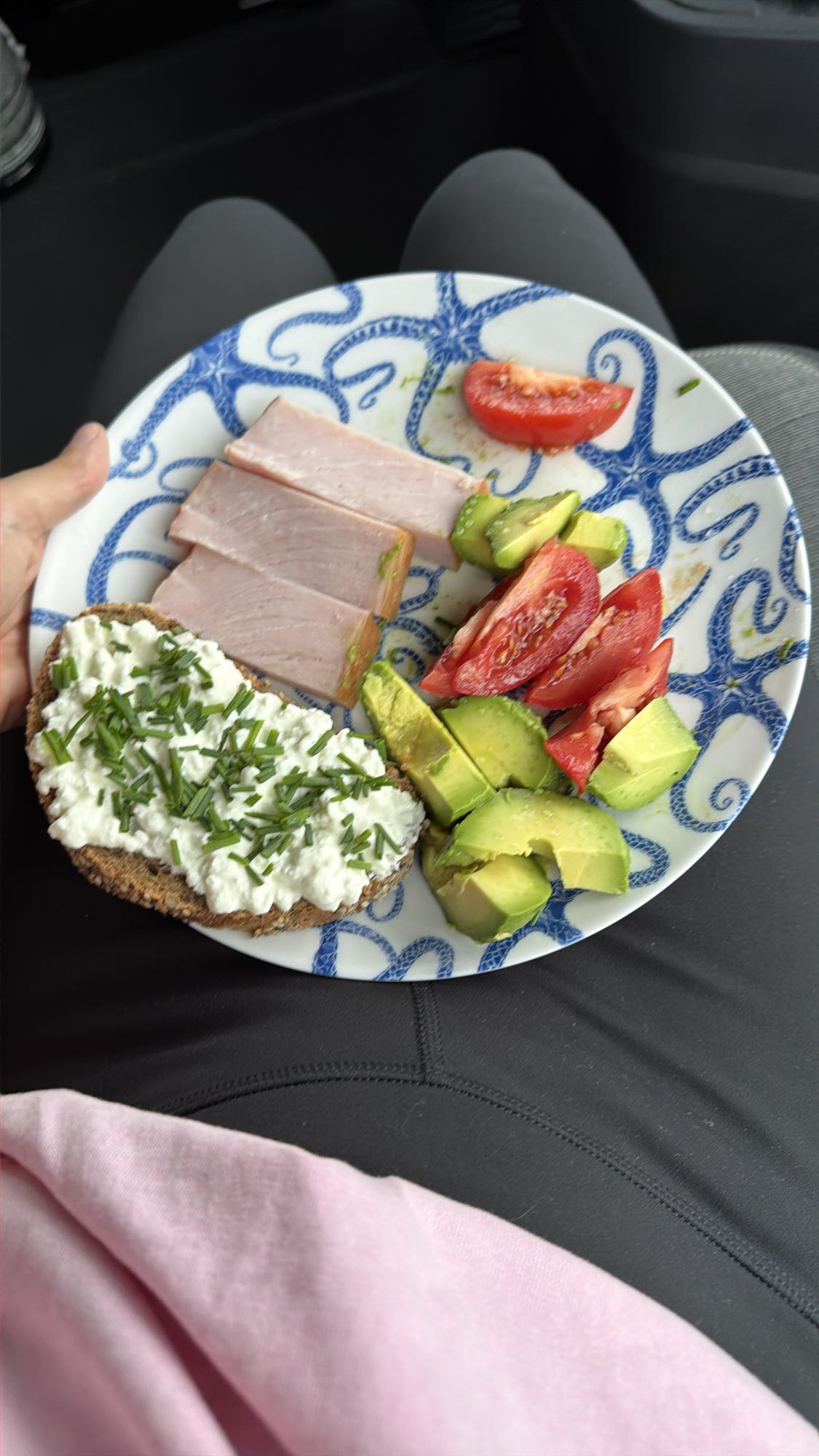 Mic dejun cu brânză și avocado