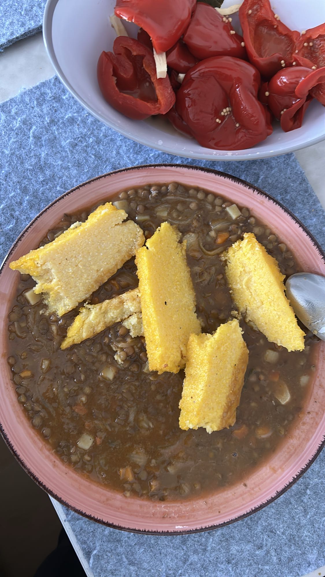 Lentejas con polenta y pimientos