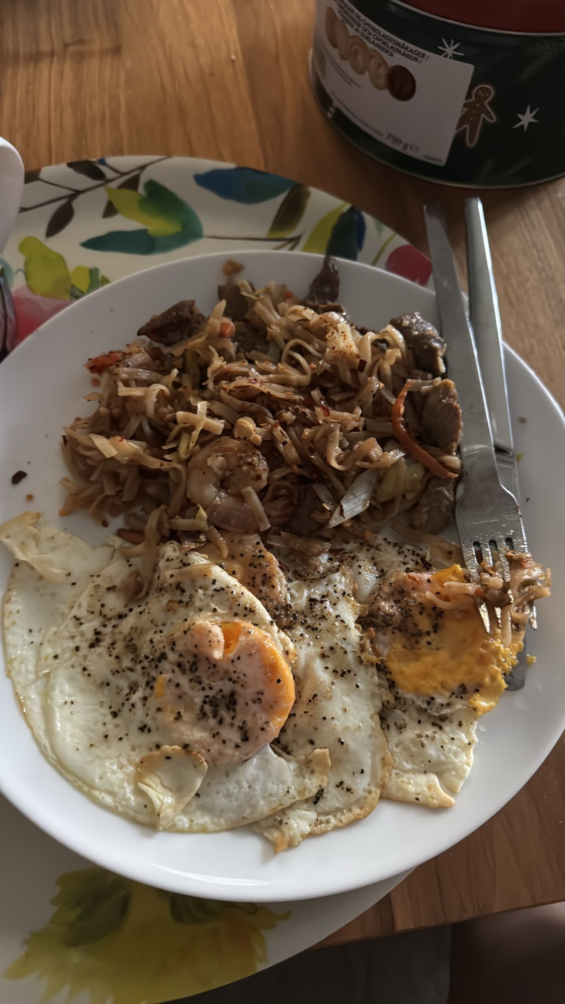 Stekta ägg med nudlar