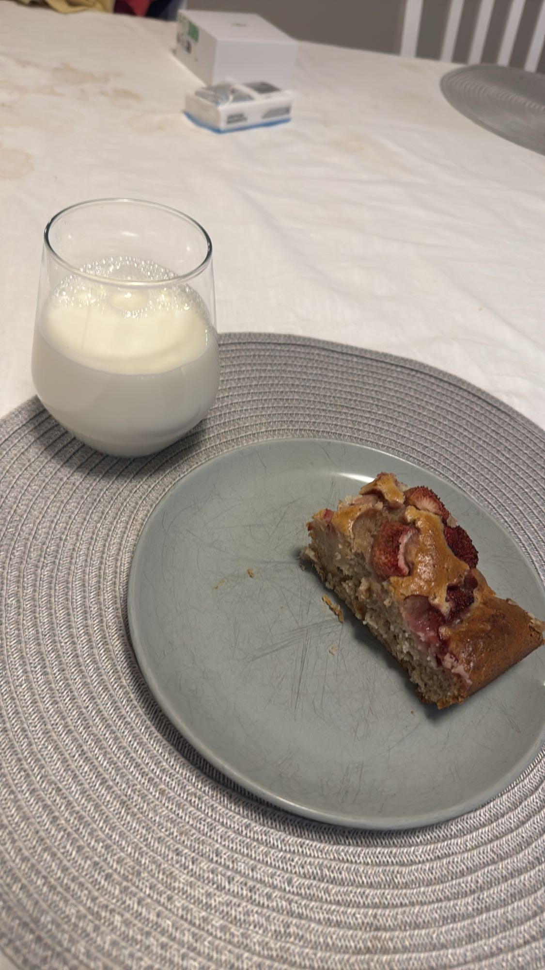 Jordgubbskaka med mjölk