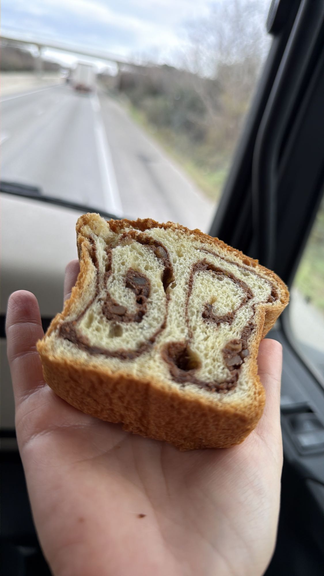 Felie de cozonac cu nucă