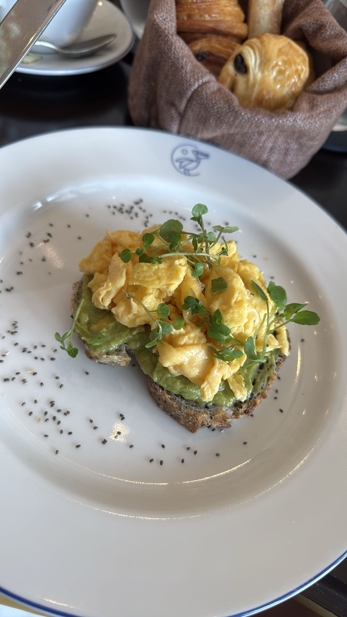 Tostada con aguacate y huevo