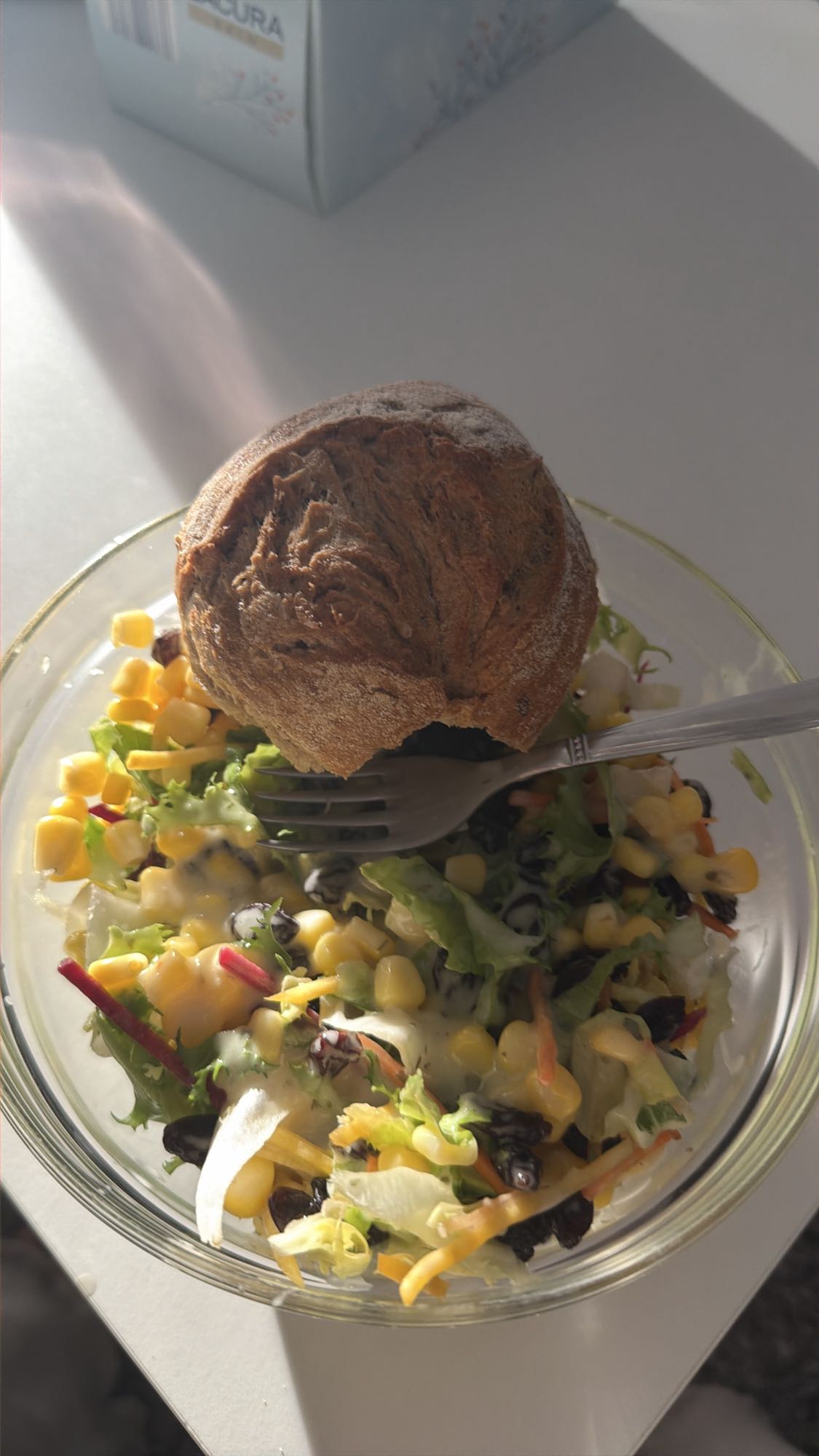 Salat mit Vollkornbrötchen