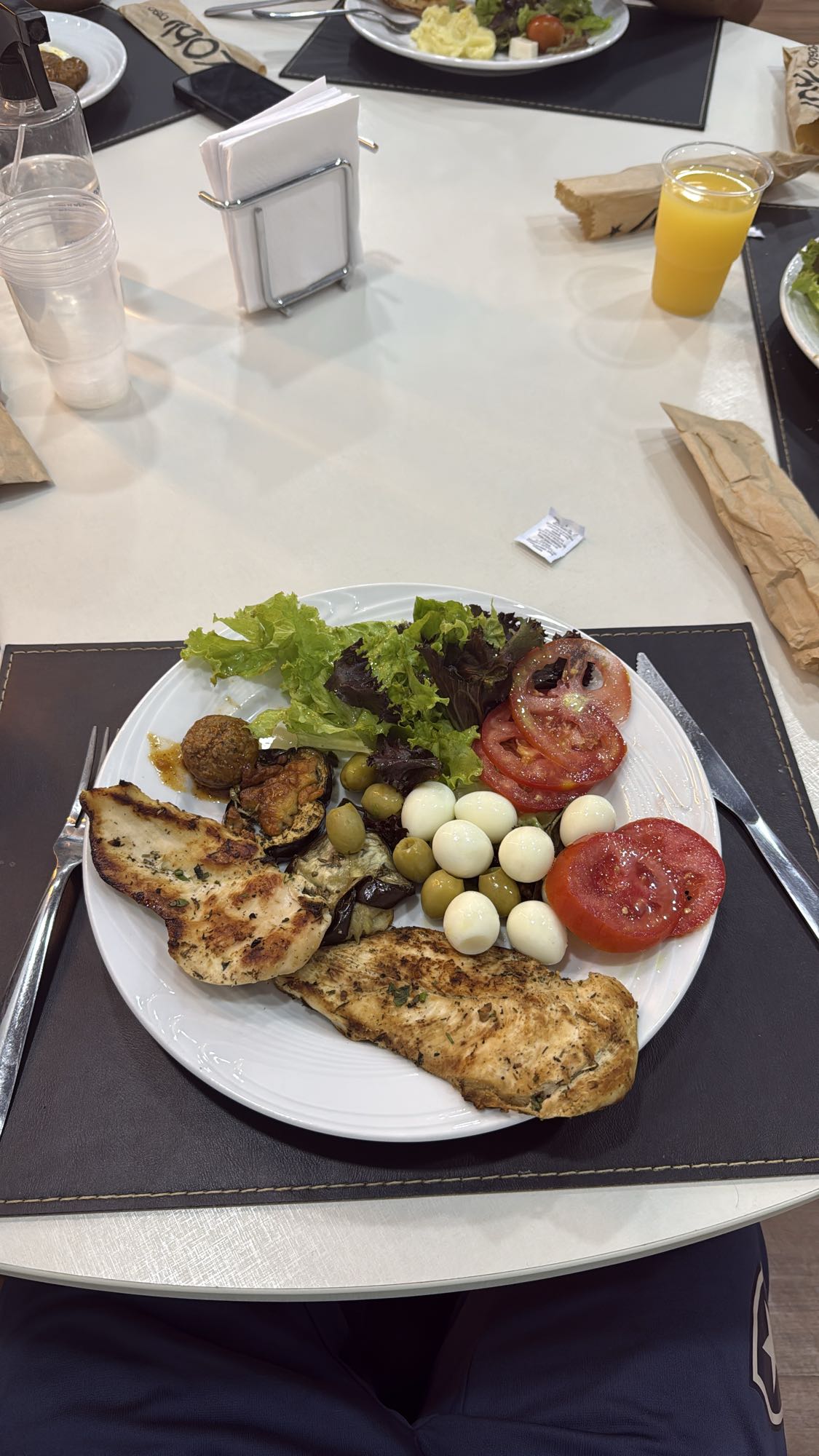 Plato de pollo y ensalada