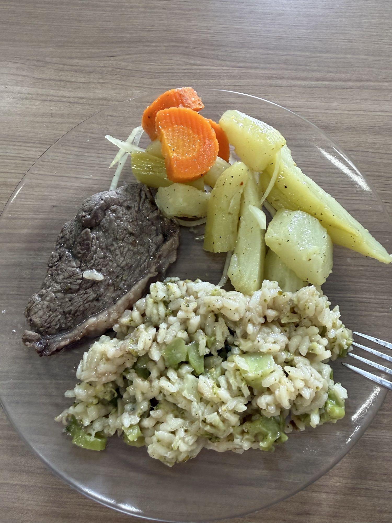 Arroz com legumes e carne