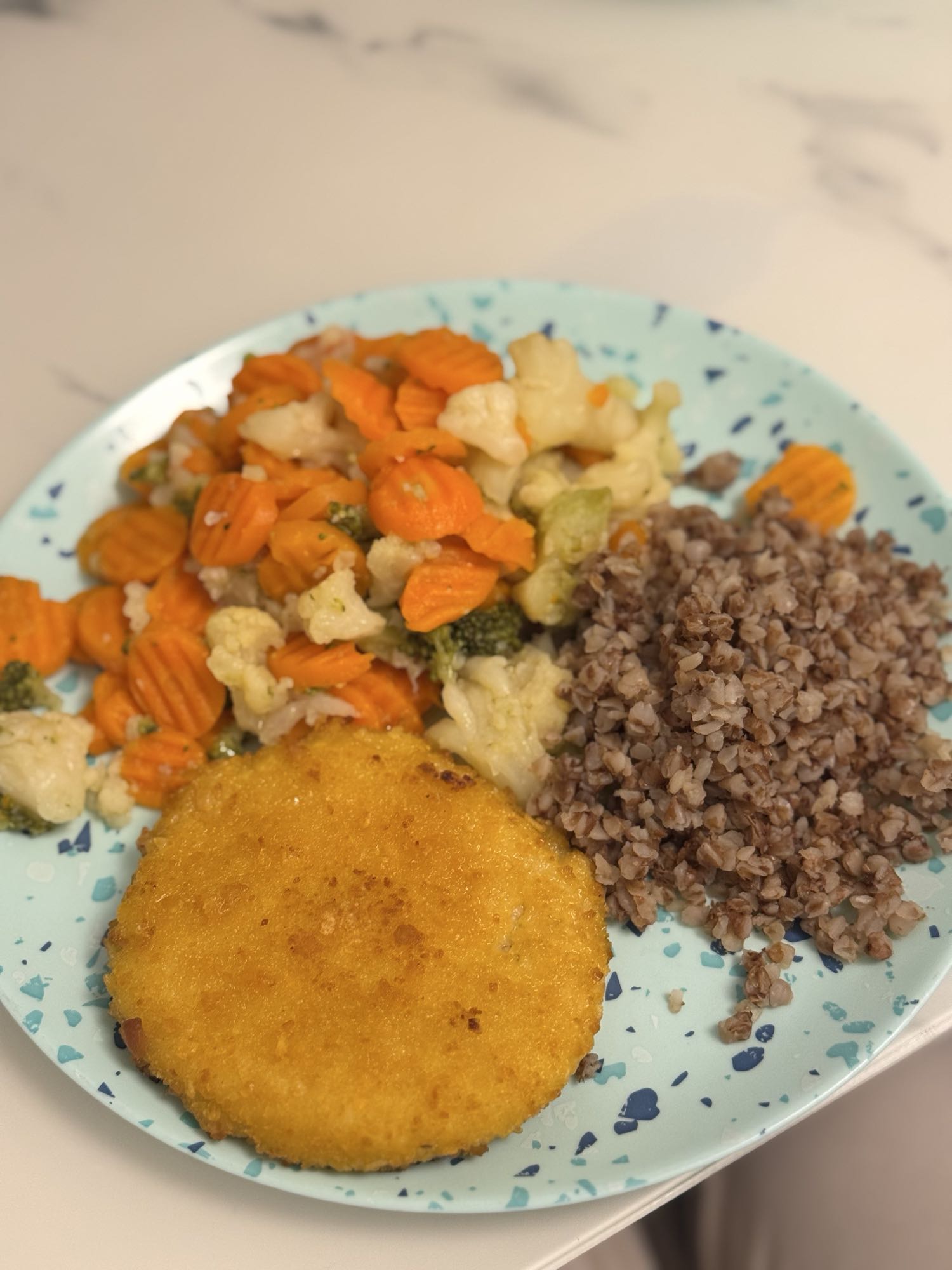 гречка с котлетой и овощами