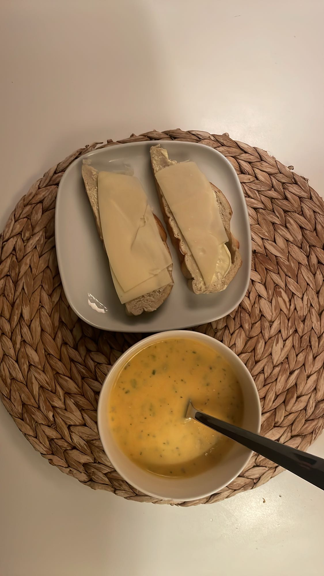 Ostsmörgås med soppa