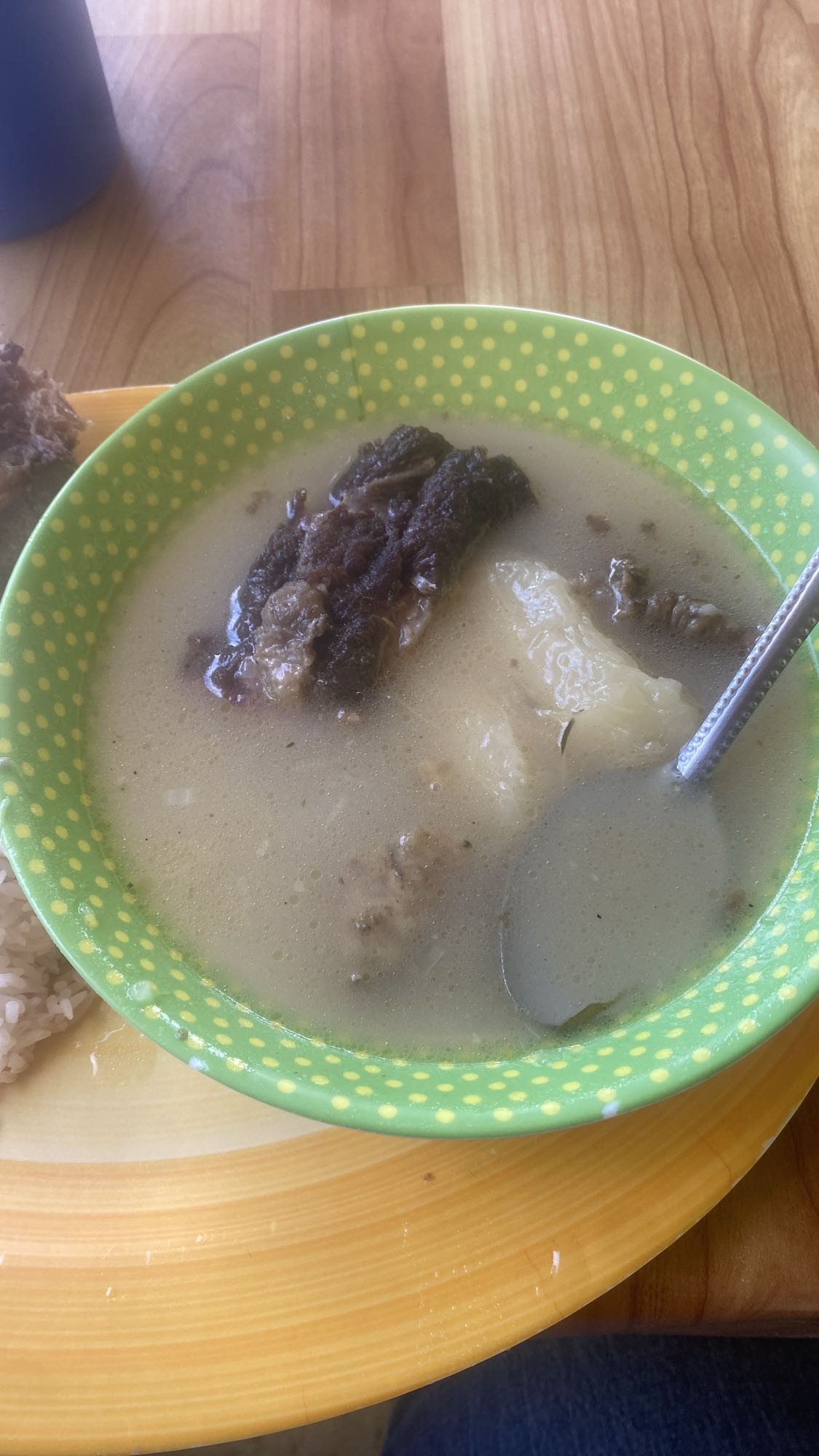 sopa de res con yuca