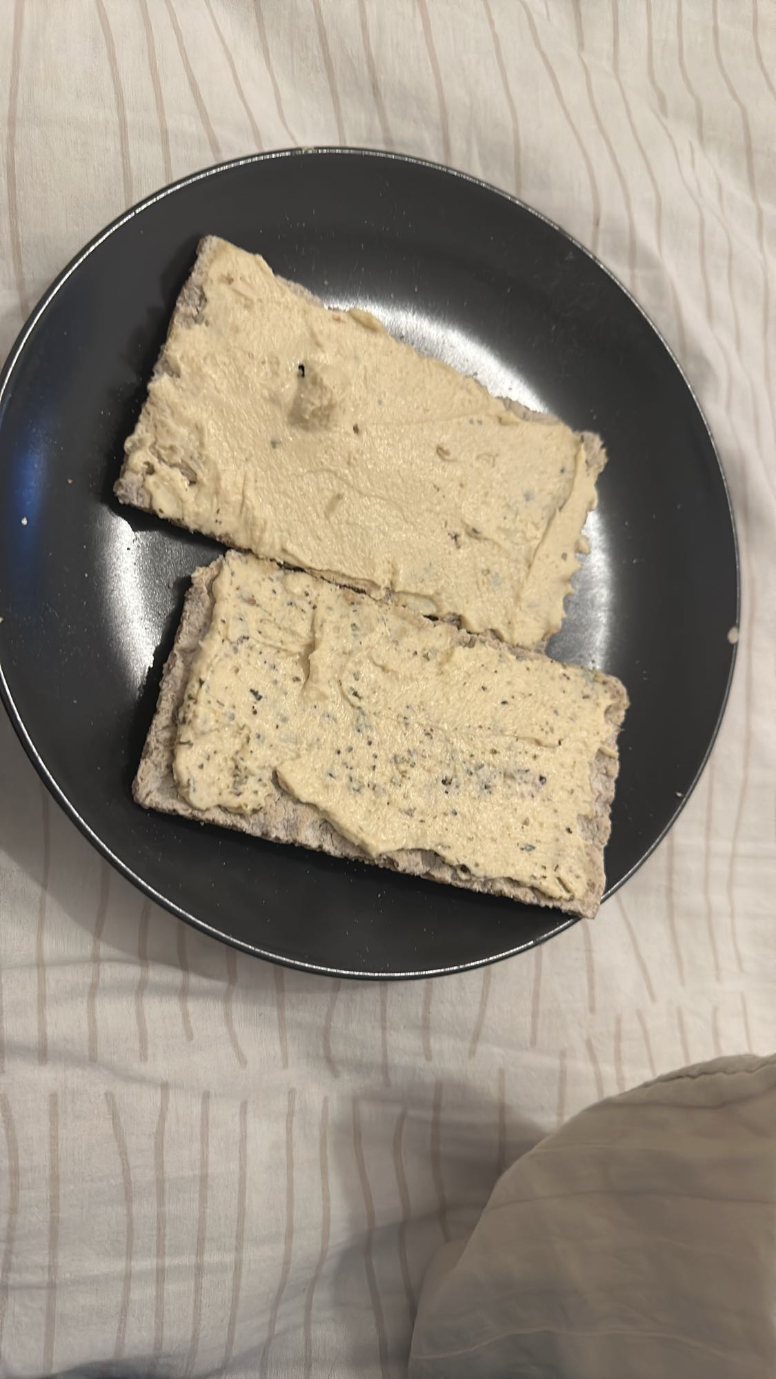 Crispbread with hummus
