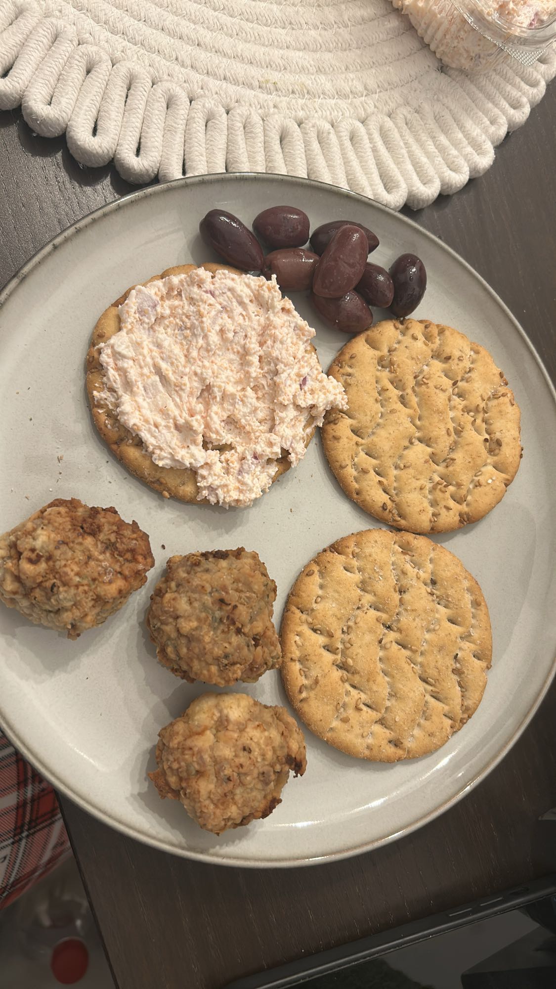 Gustare cu chiftele și biscuiți