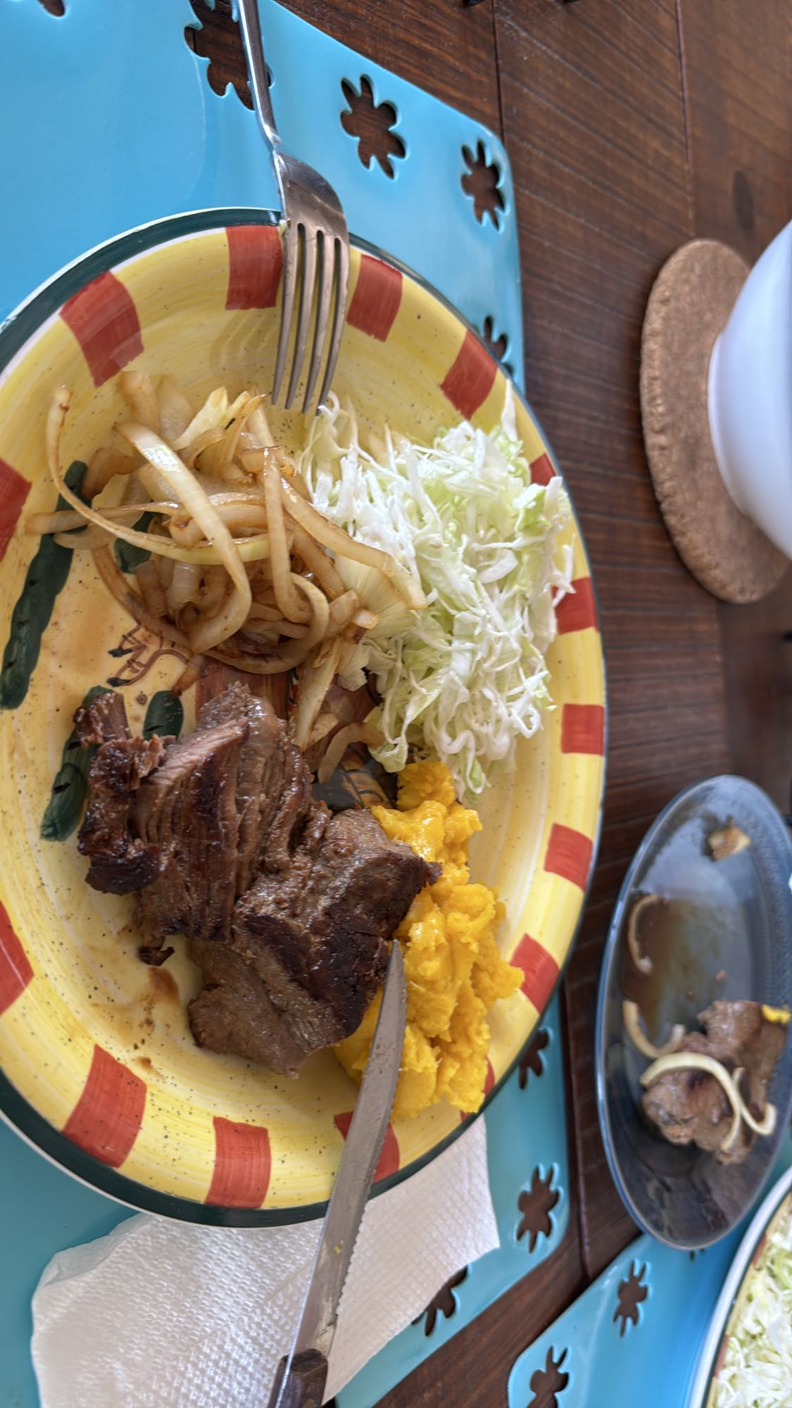 Carne con ensalada y huevo