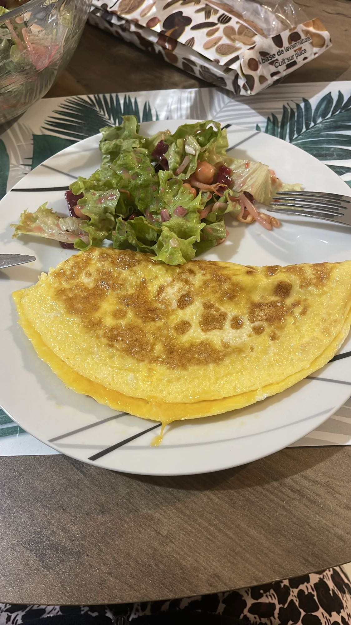 Omelette et salade verte
