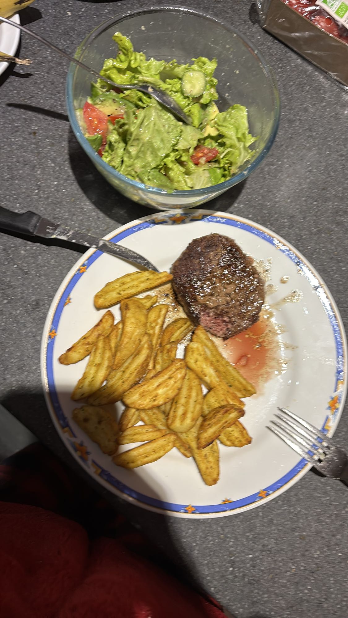 Steak, frites et salade