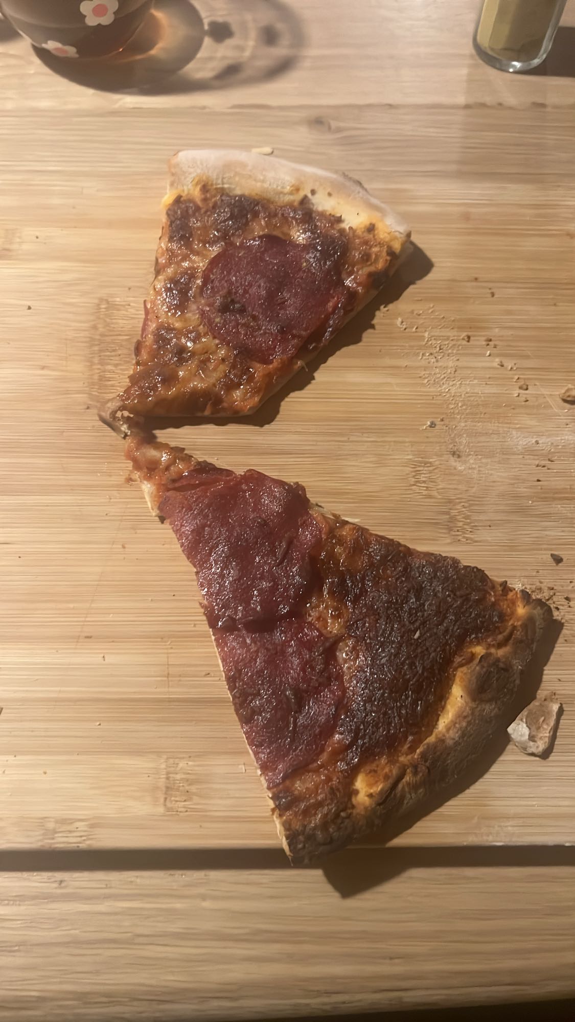Twee plakjes pepperonipizza