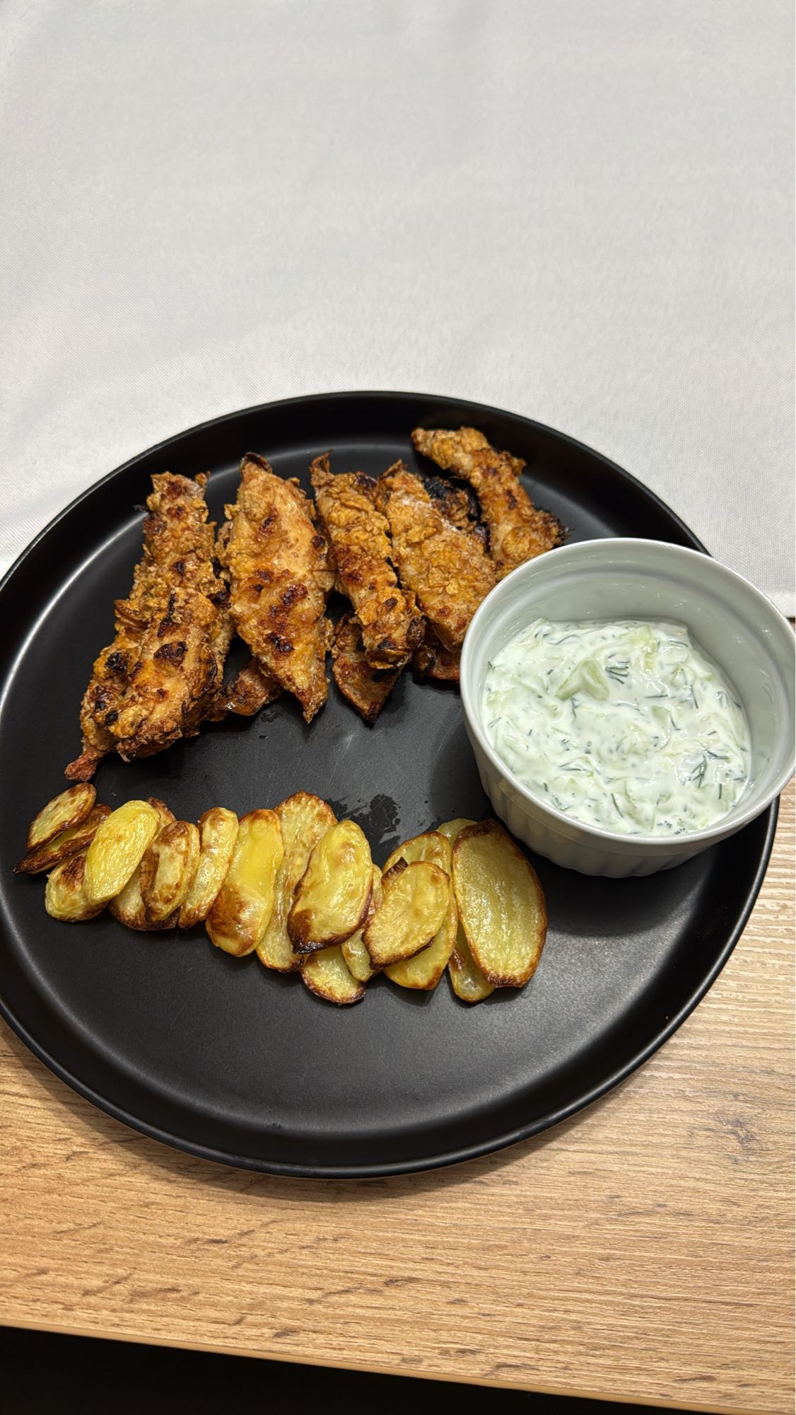 Pui crocant, cartofi, sos iaurt