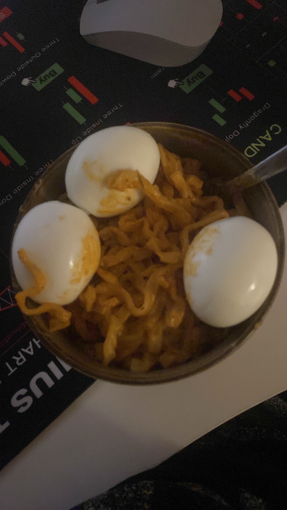 Nudlar med kokta ägg