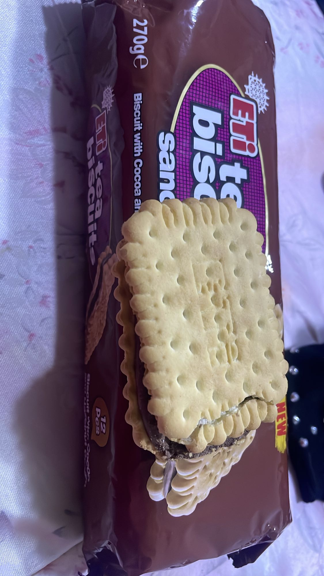 Cocoa sandwich biscuit