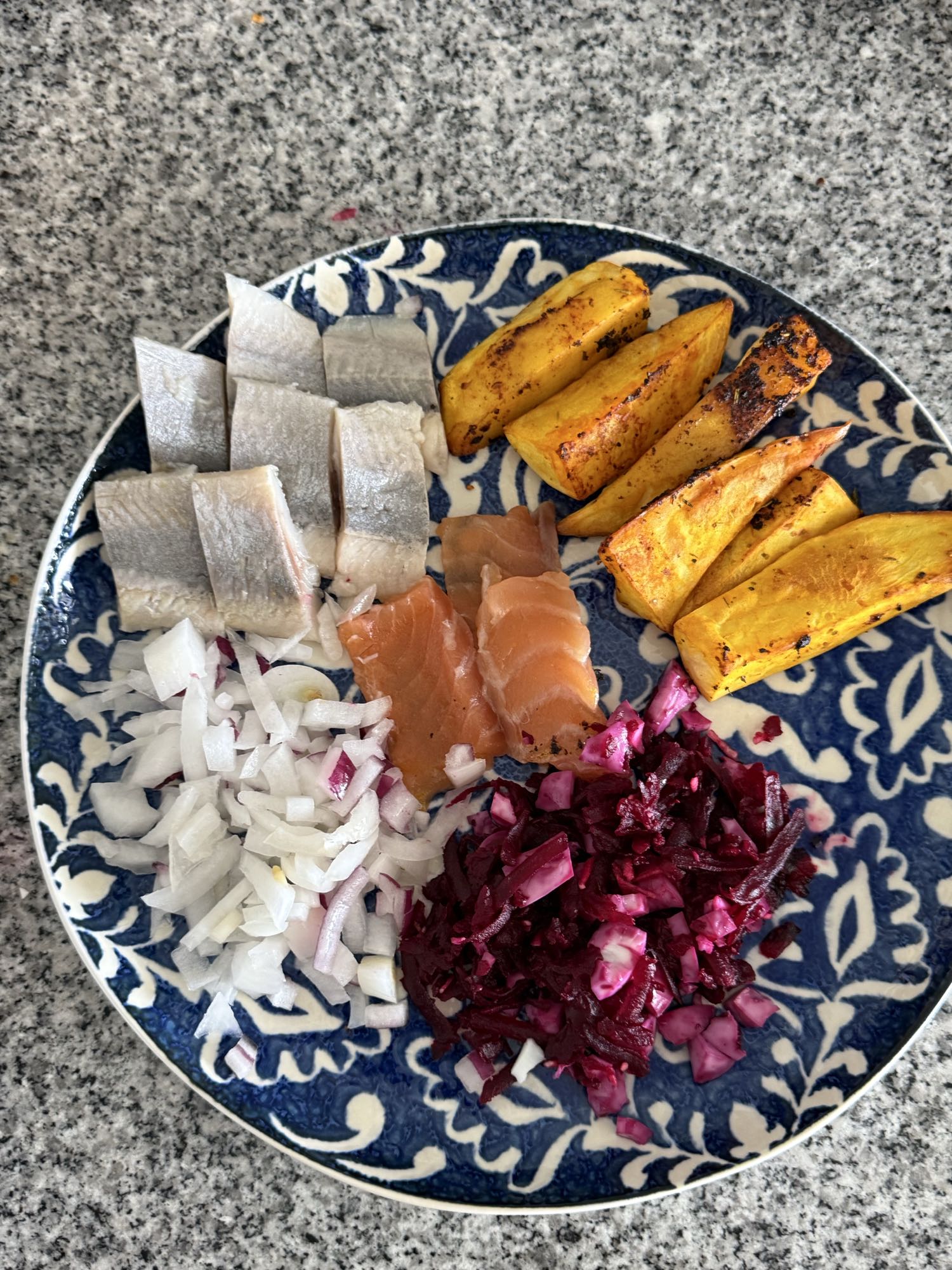 Тарілка з рибою та овочами