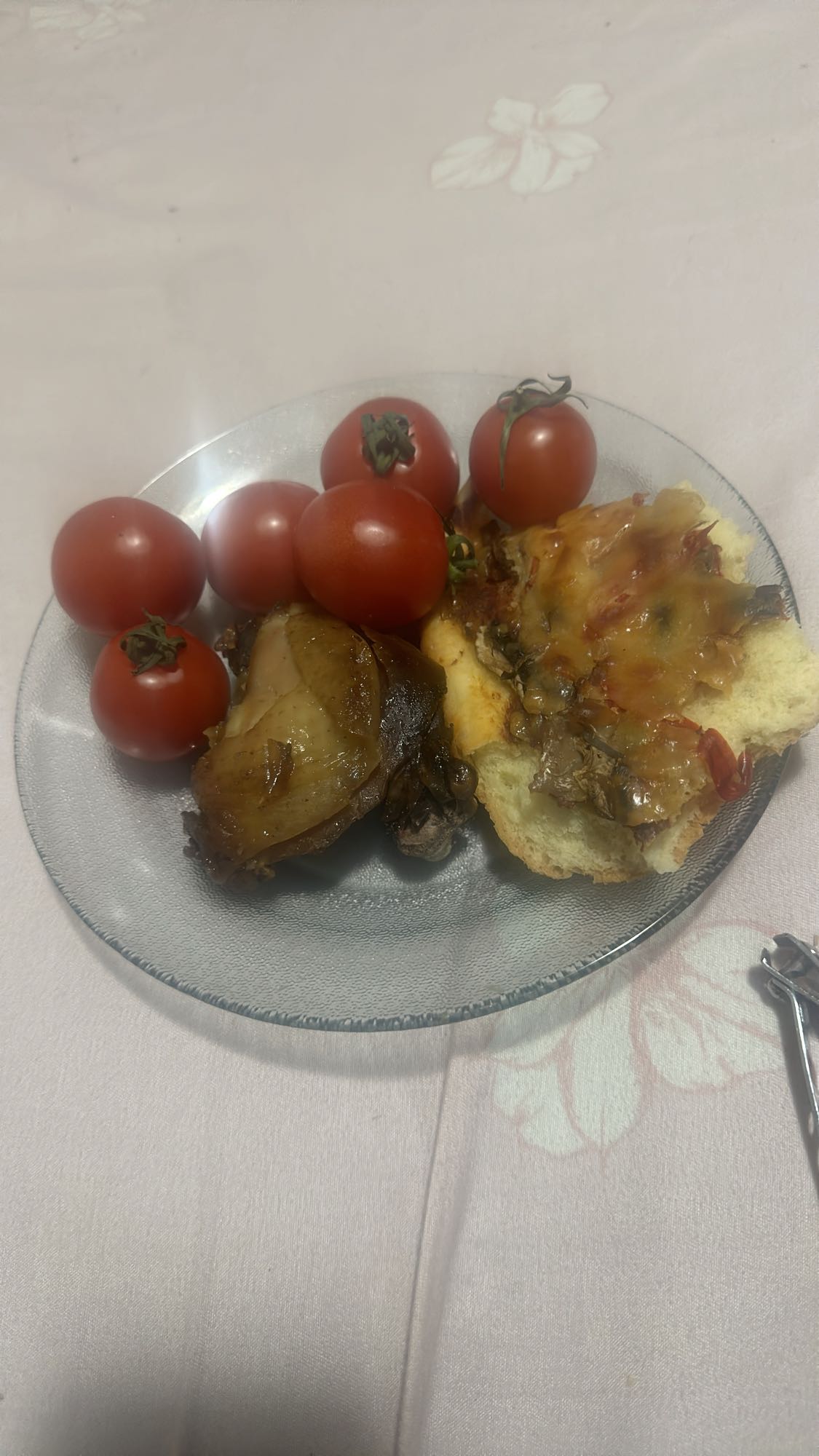 Pui cu roșii și pâine