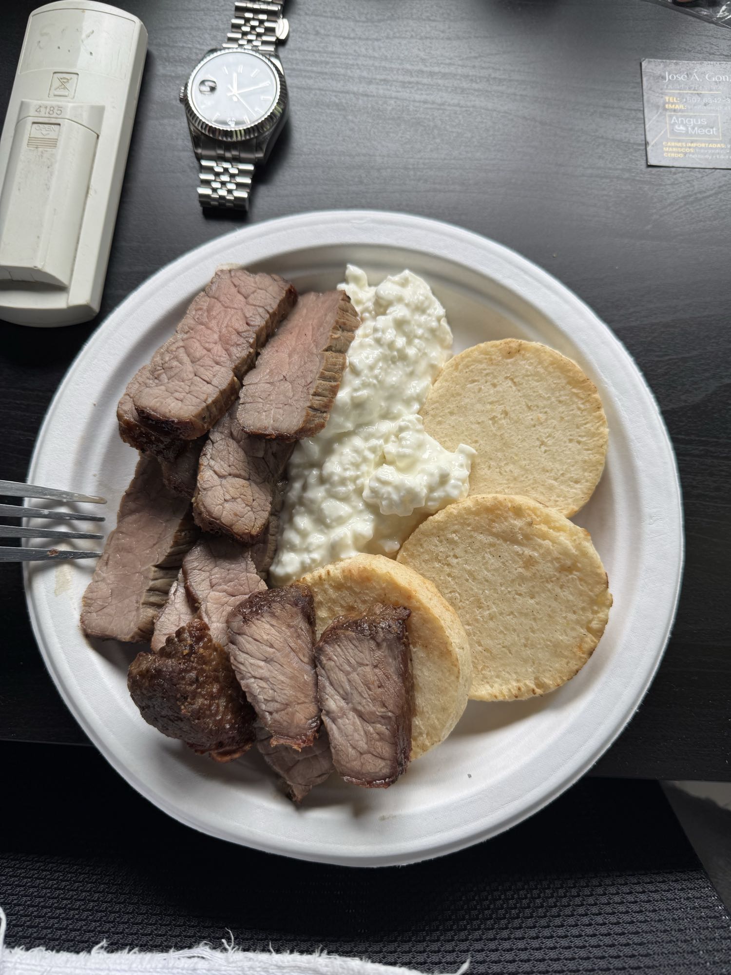 Carne con arepas y queso cottage