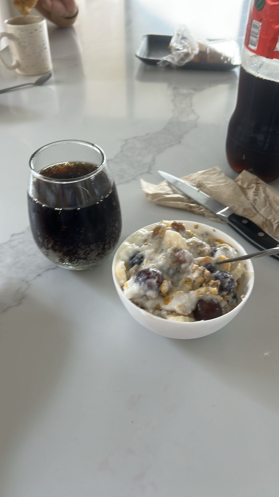 yogur con frutas y soda